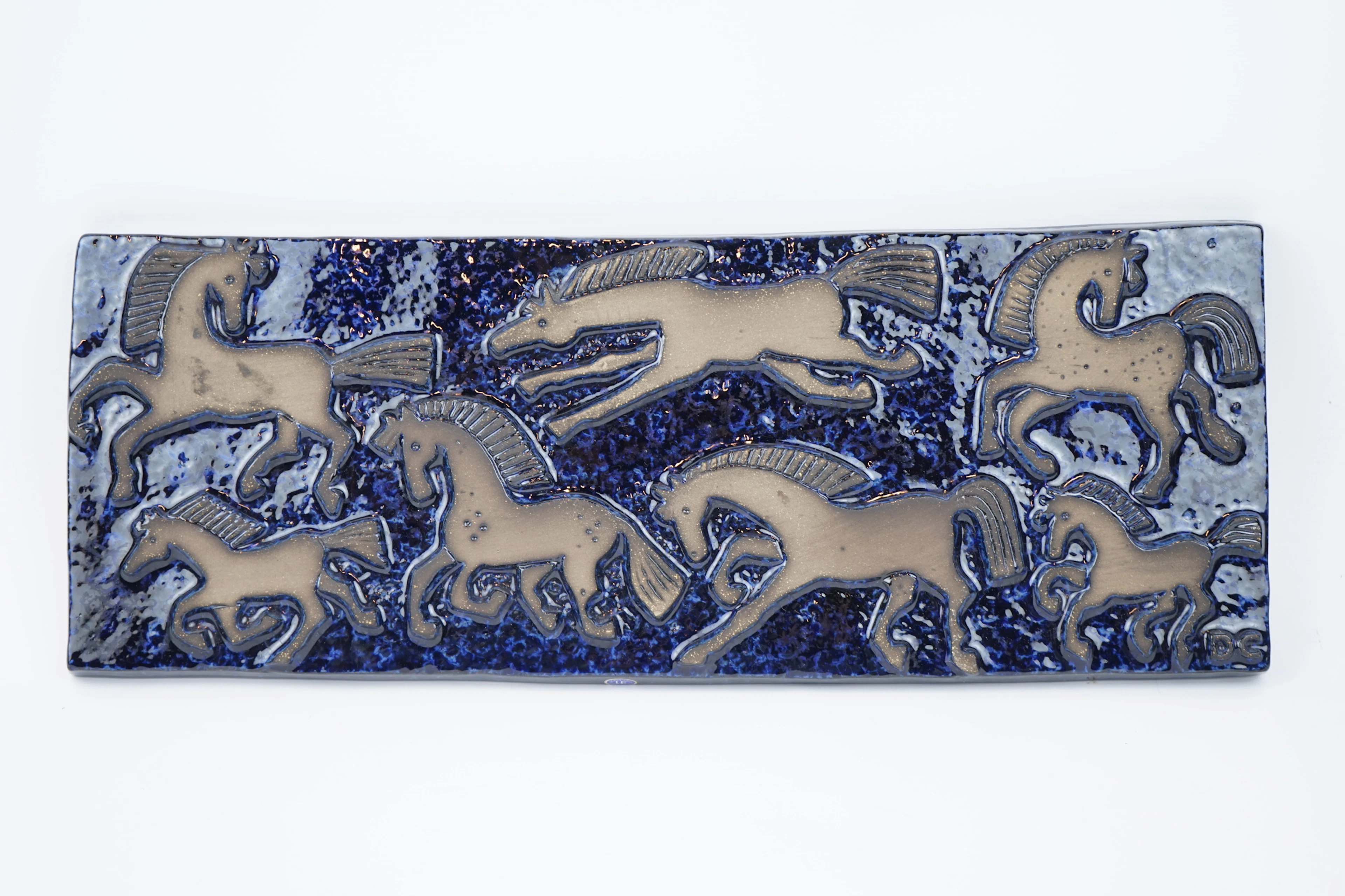 Dorothy Clough, eine Wandtafel, "Pferde", Keramik, Upsala Ekeby.