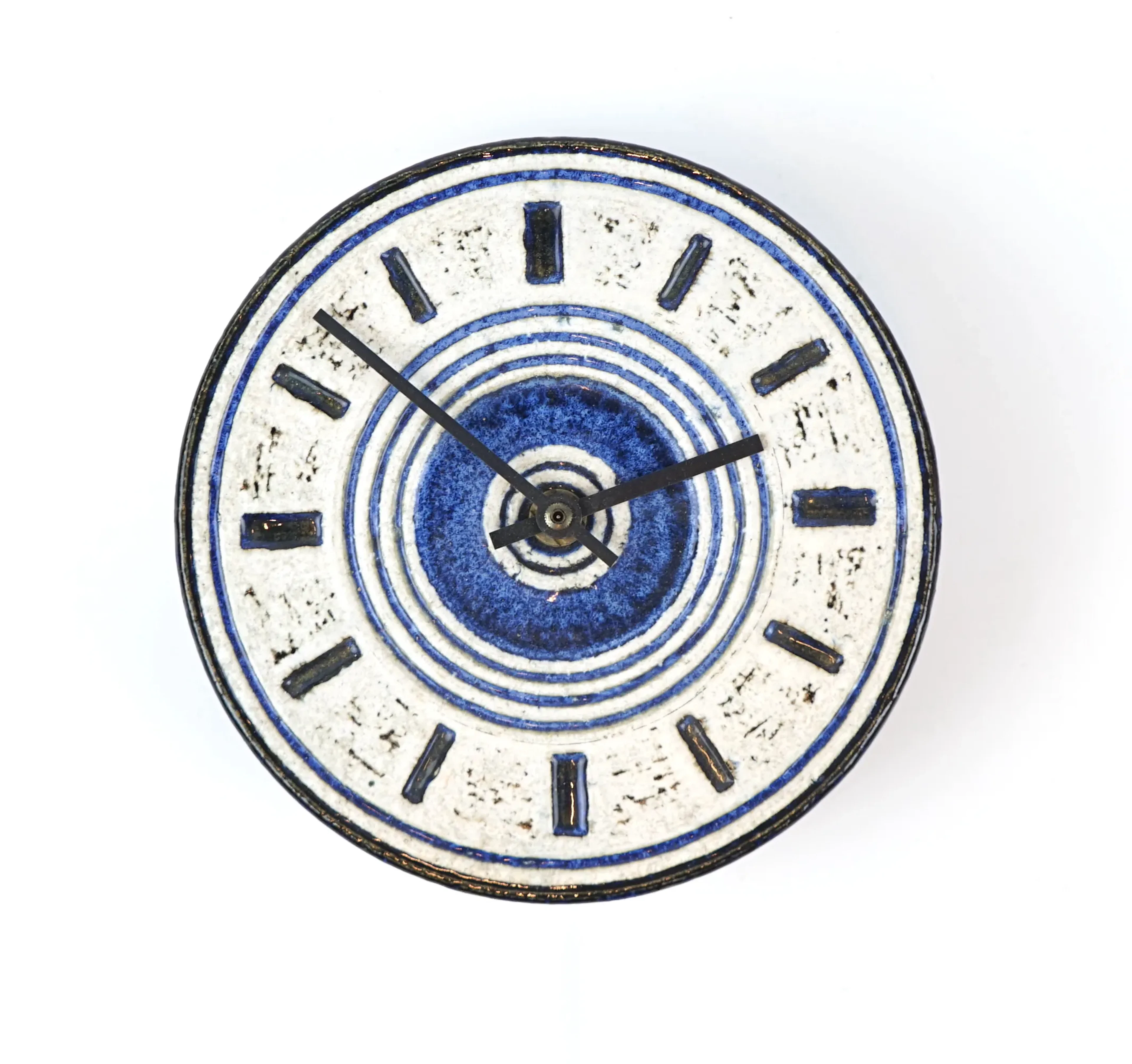 Britt-Louise Sundell, un reloj de piedra, firmado con monograma.
