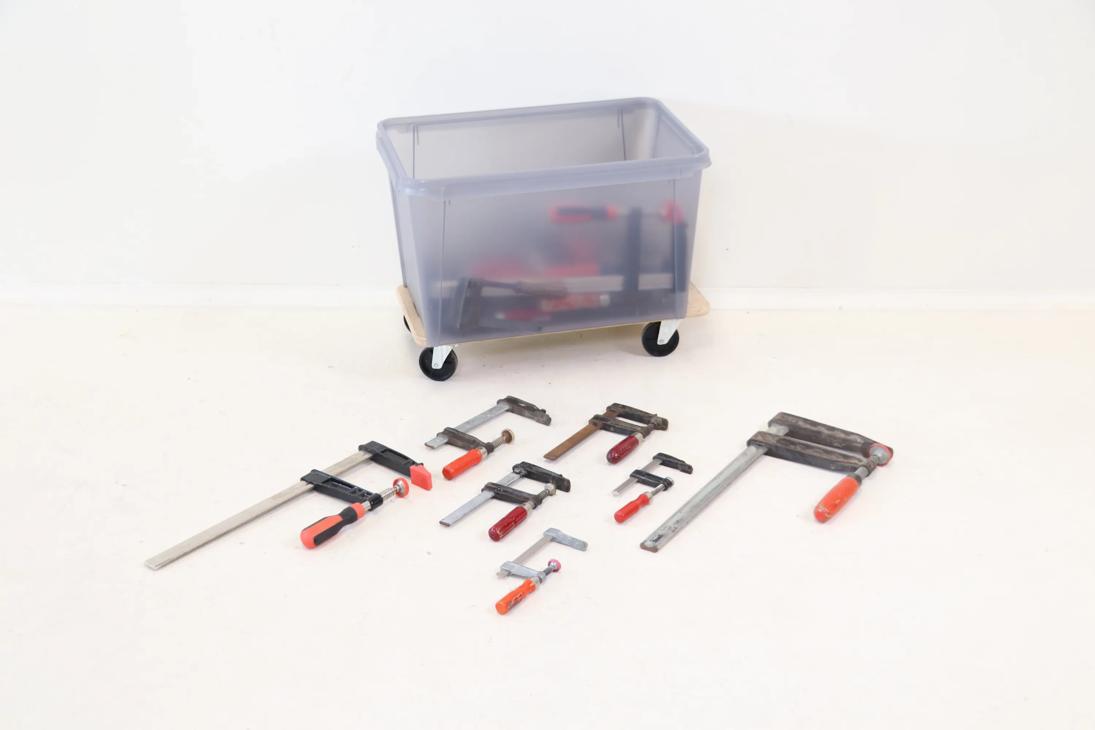Glue jacks, one lot.