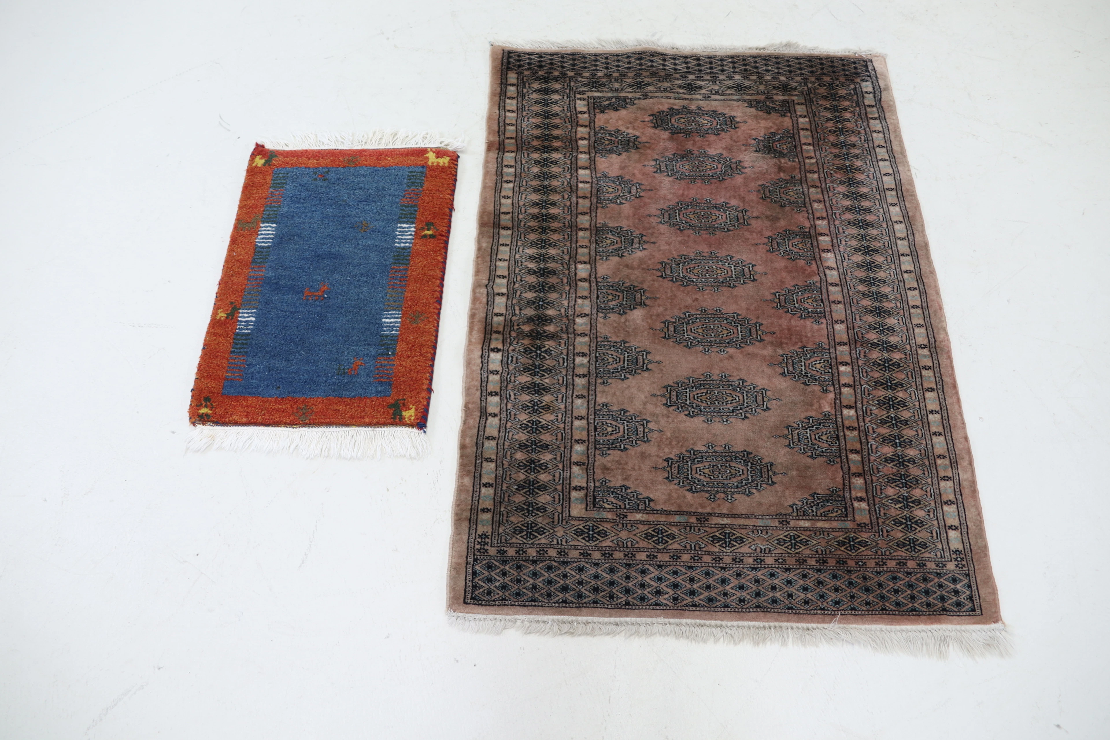 Alfombras, 2 piezas, orientales, incluyendo Indo Gabbeh, anudadas a mano, lana.