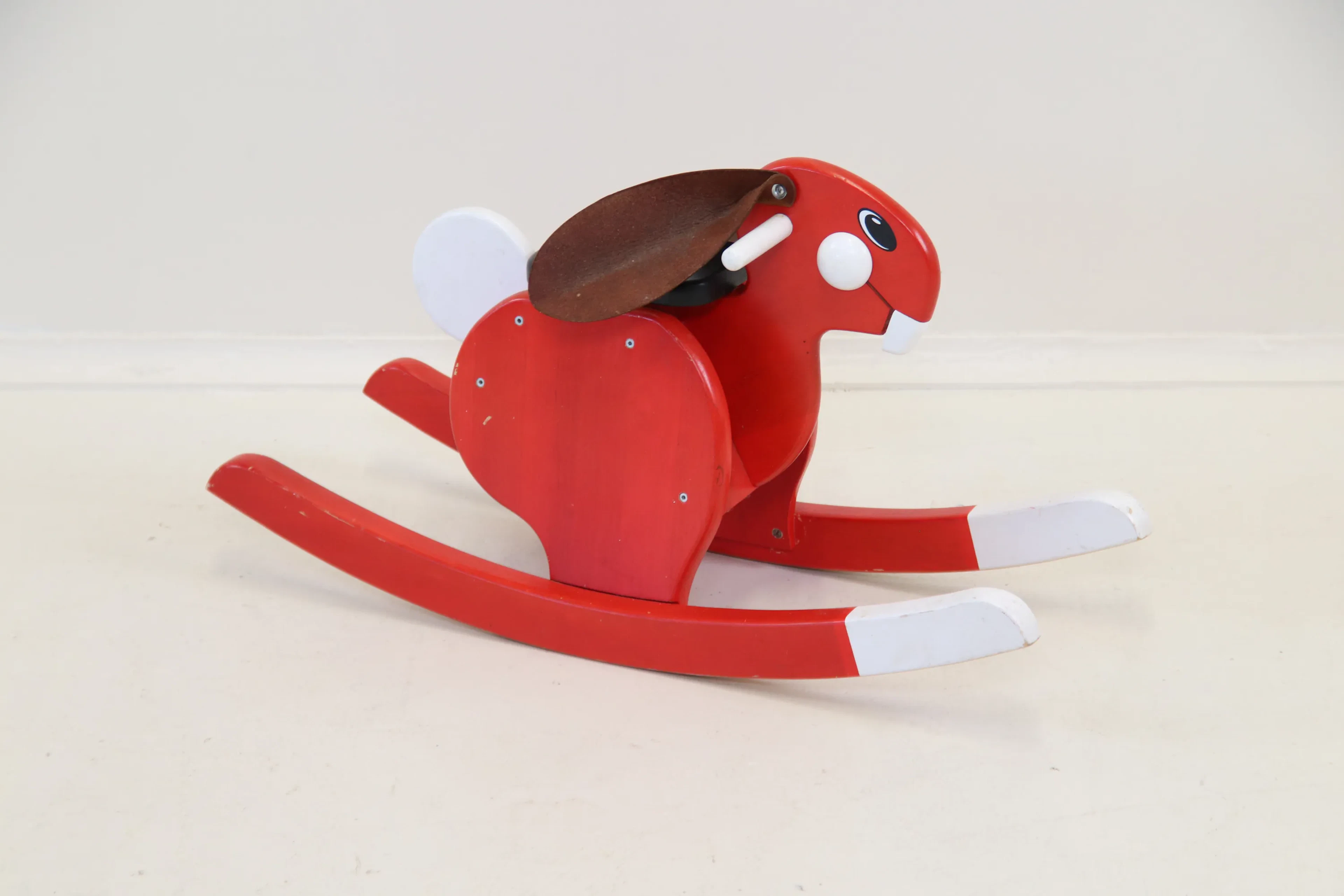 Björn Dahlström, un conejo mecedor, madera/cuero, Playsam.