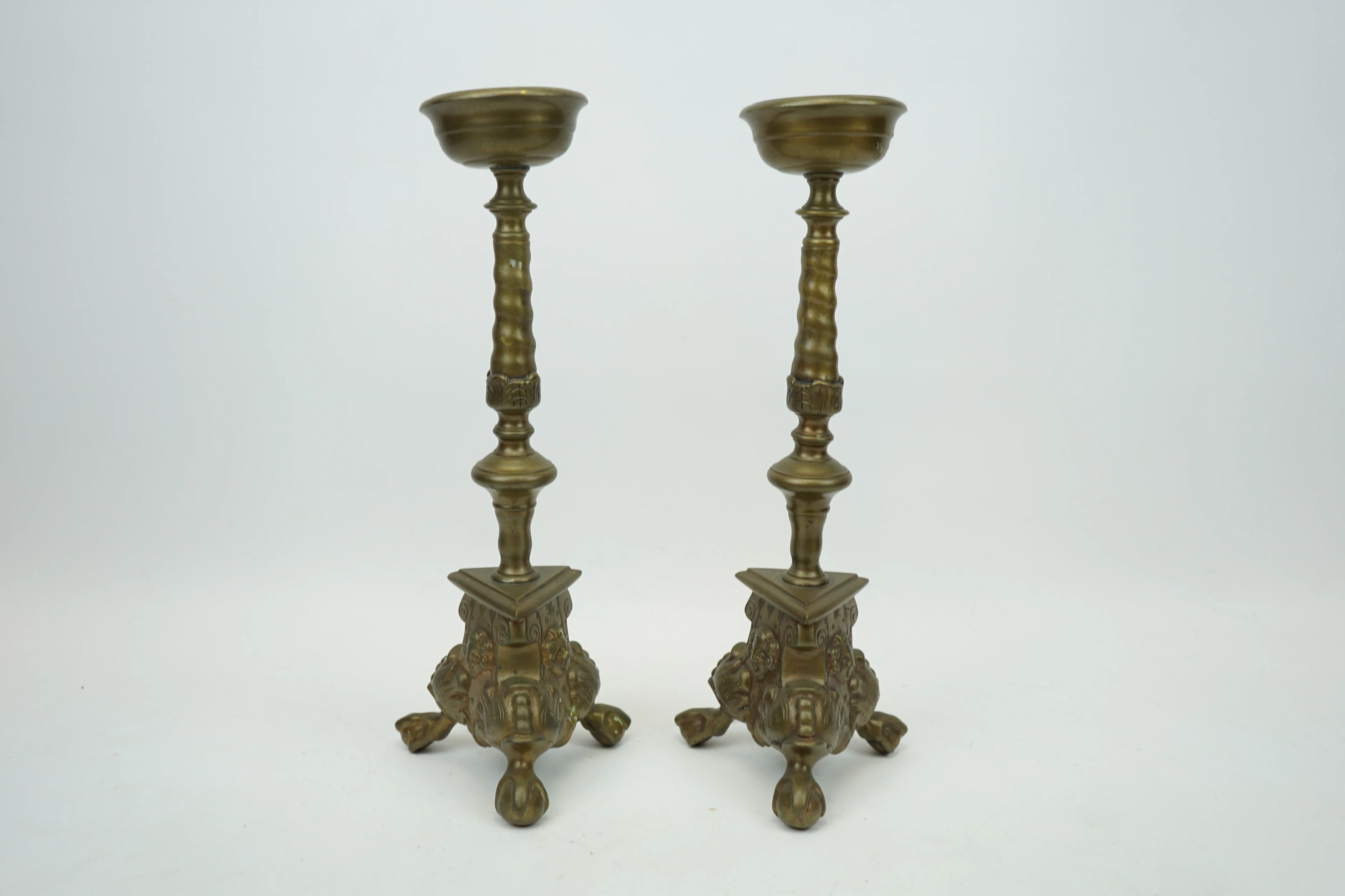 Candelabros de altar, un par, estilo barroco, bronce patinado, 1900.