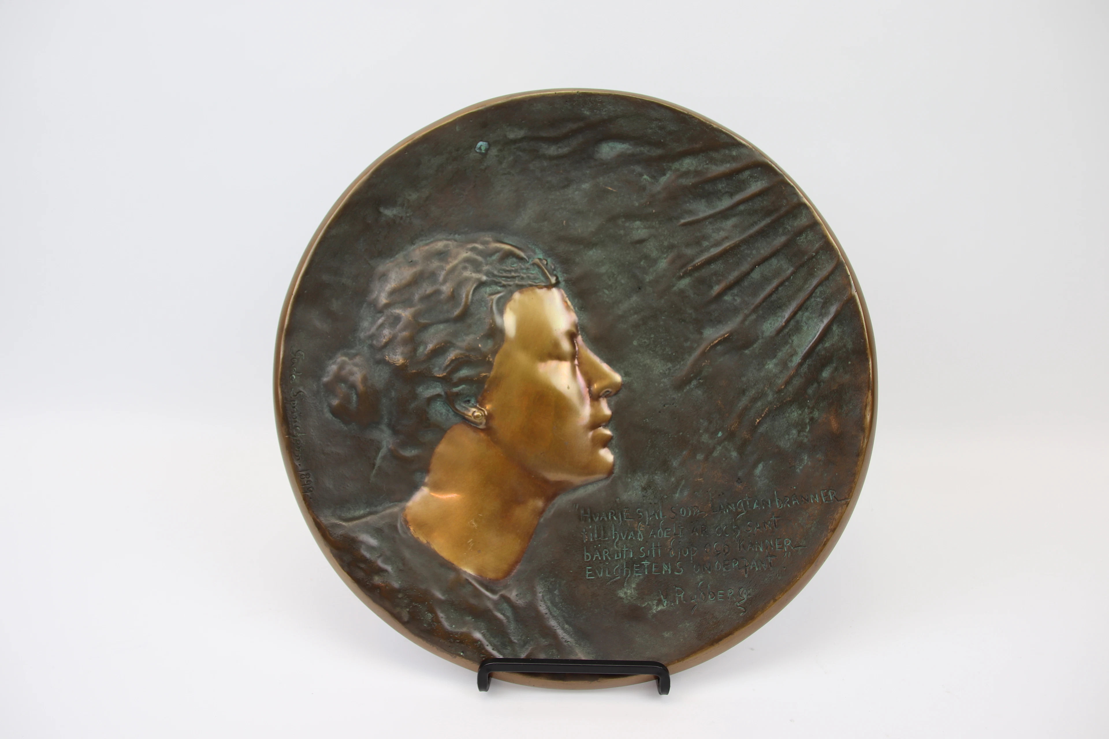 Gerda Sprinchorn, un relief mural en bronze, signé, daté de 1899.