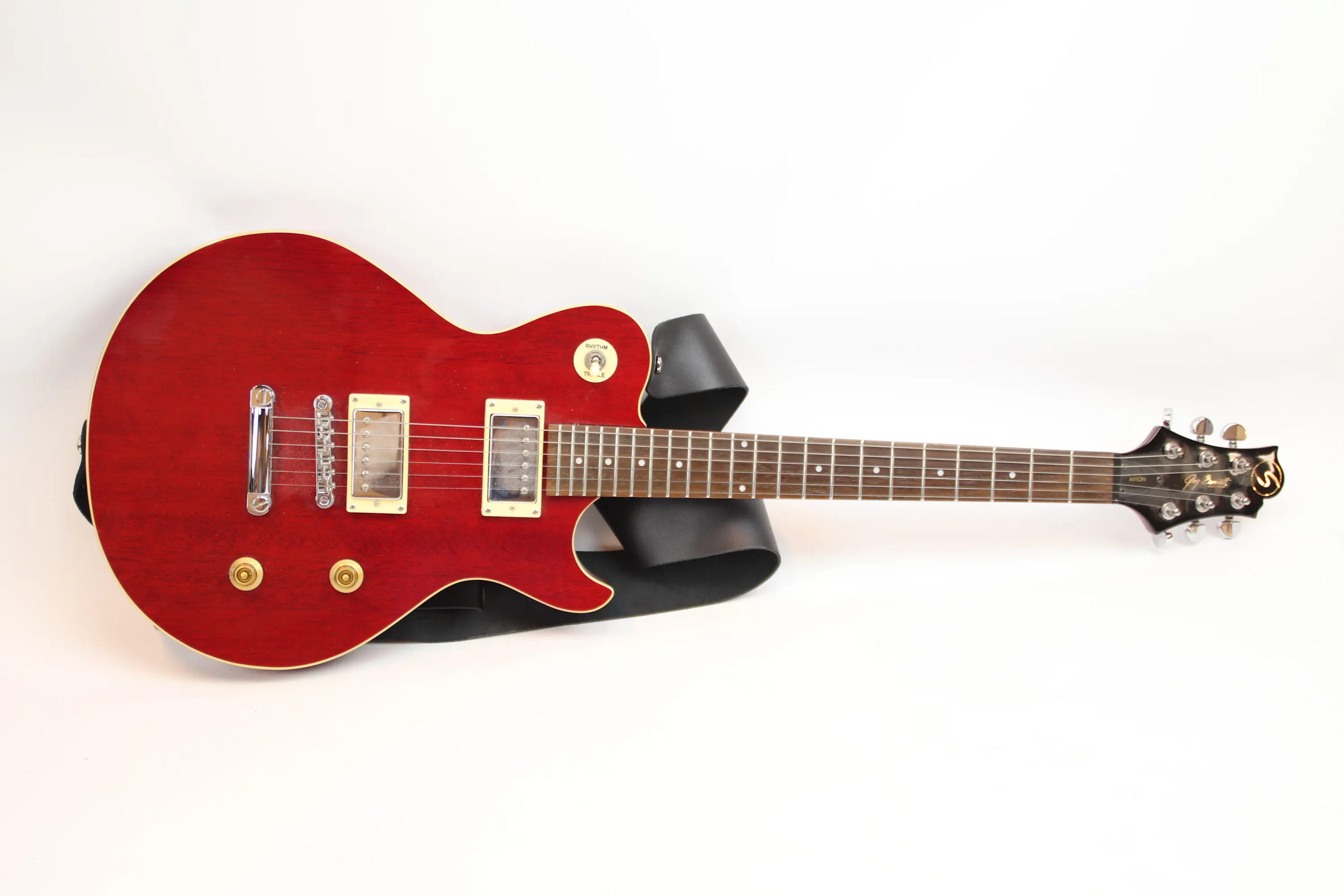 Guitarra eléctrica, "Avion", modelo AV-1/WR, diseño de Greg Bennett.