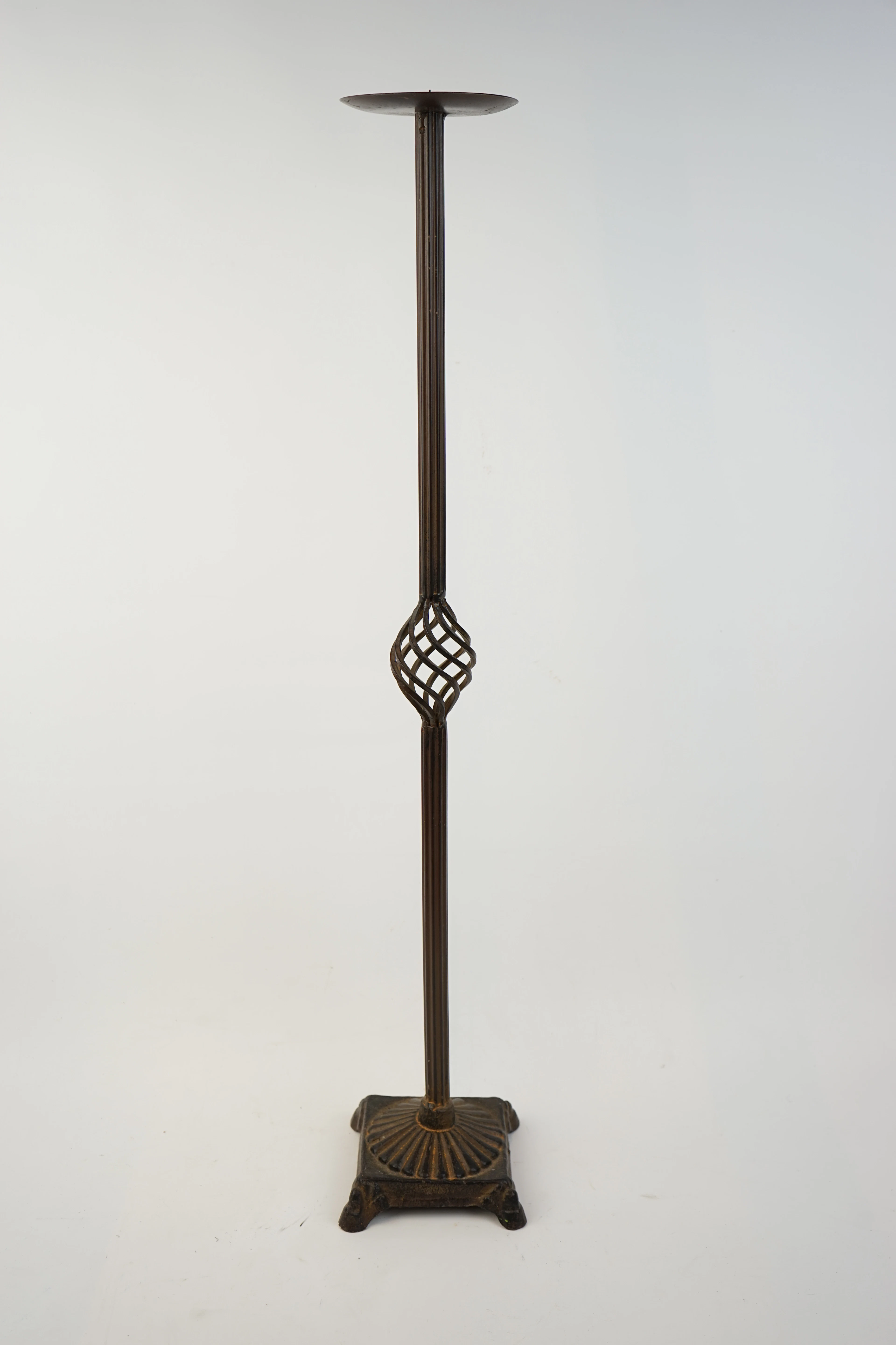 Candelabro de suelo, hierro forjado.