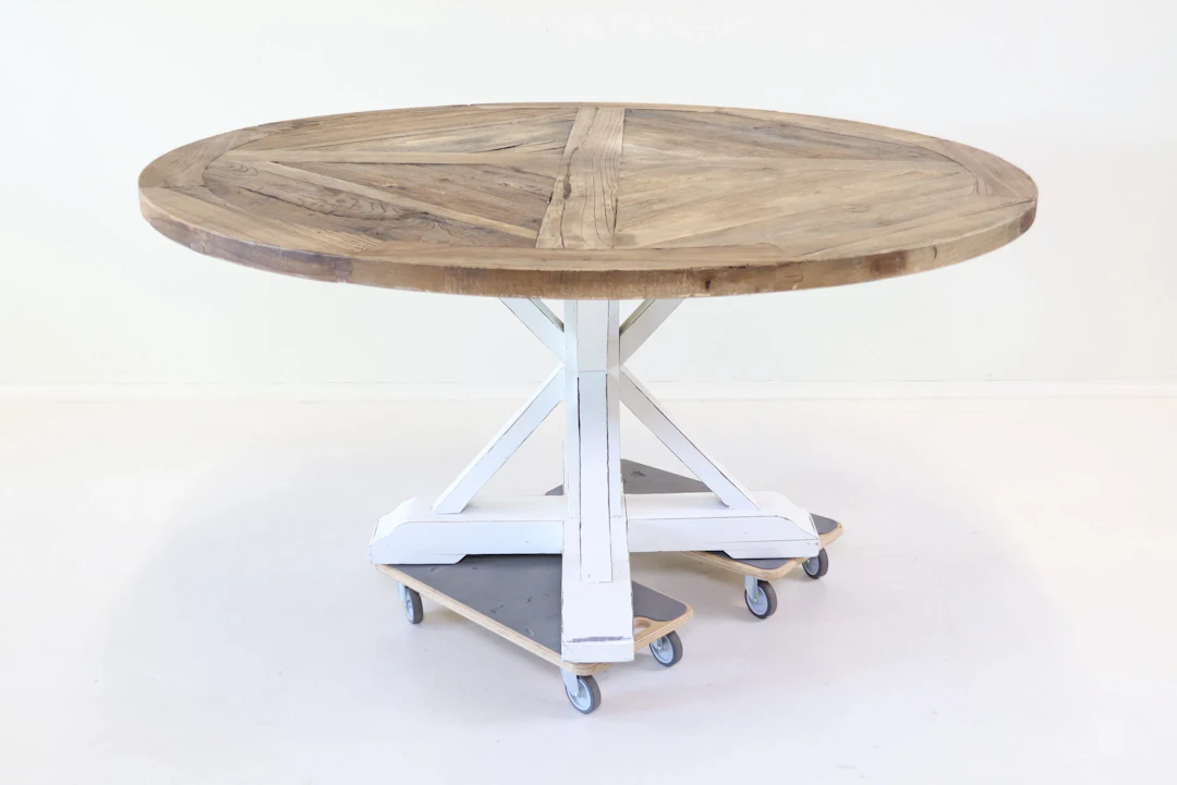 Mesa de madera del comedor, "Lyon", Bloomington.