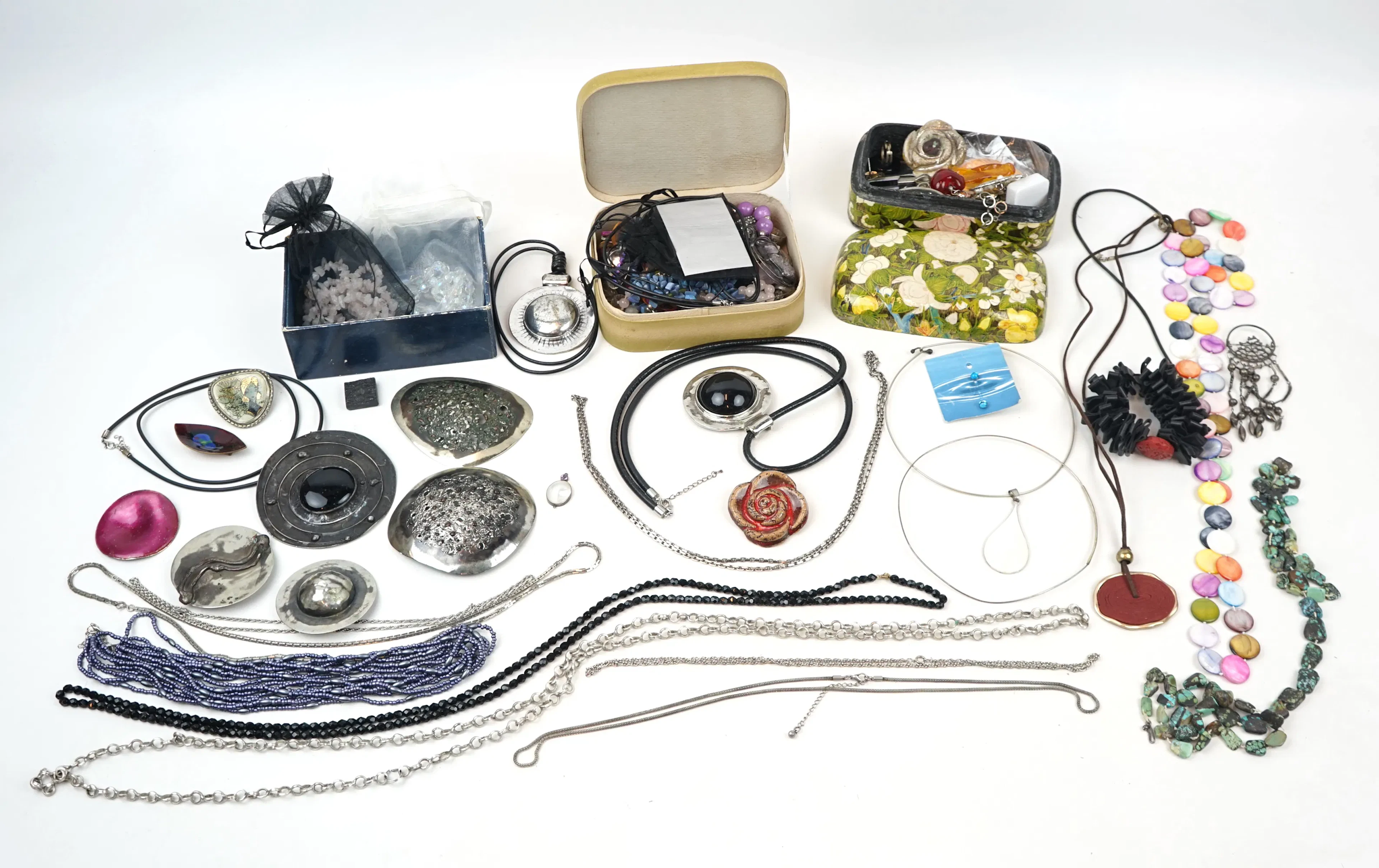 Costume jewellery, one batch, silver occurs.