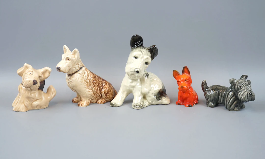 Figuren, Hunde, 5 Stück, Porzellan, darunter Sylvac.