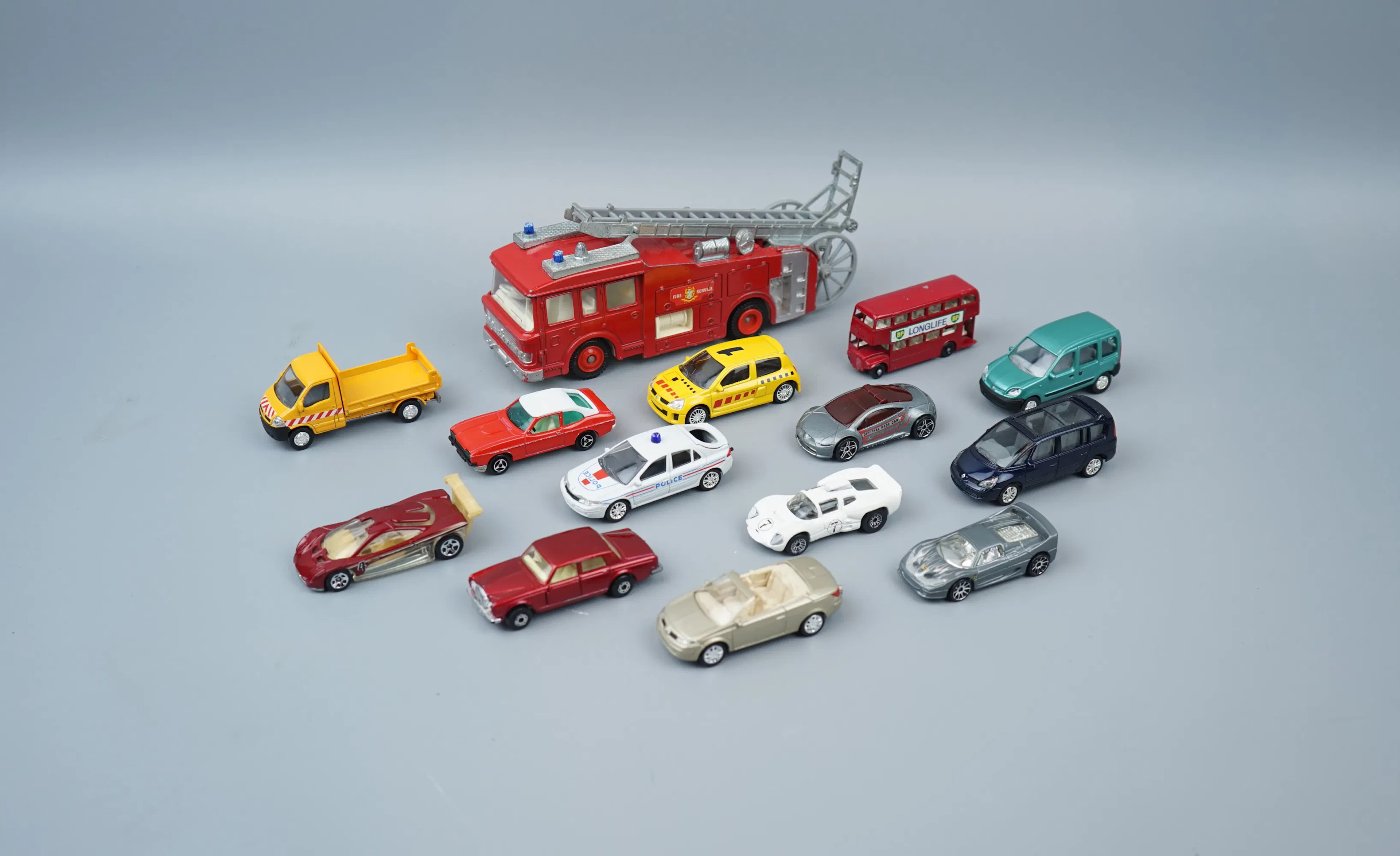 Coches de juguete, 14 piezas, de metal/plástico, incluyendo Matchbox y Dinky Toys.