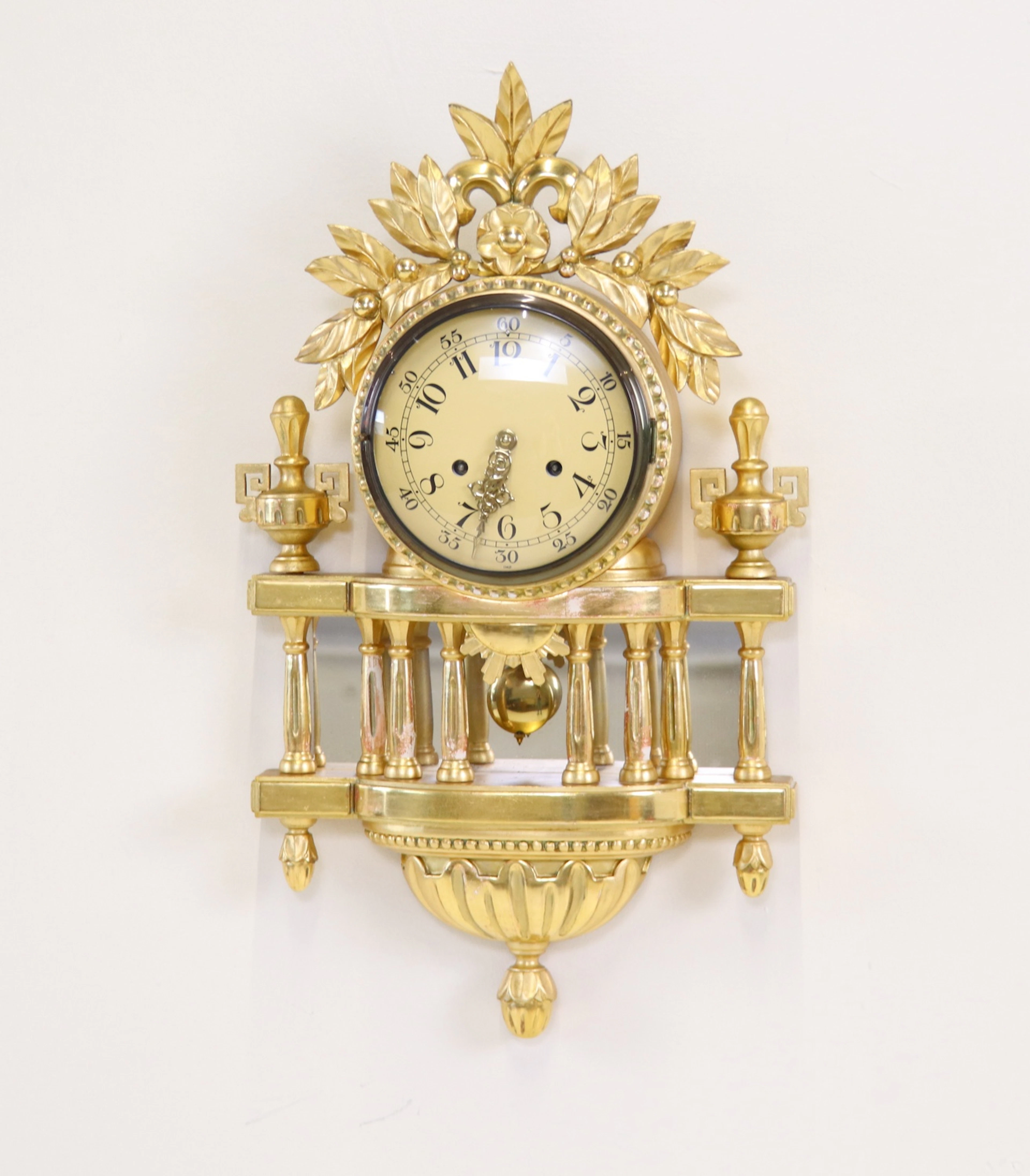 Reloj de pared, madera dorada.