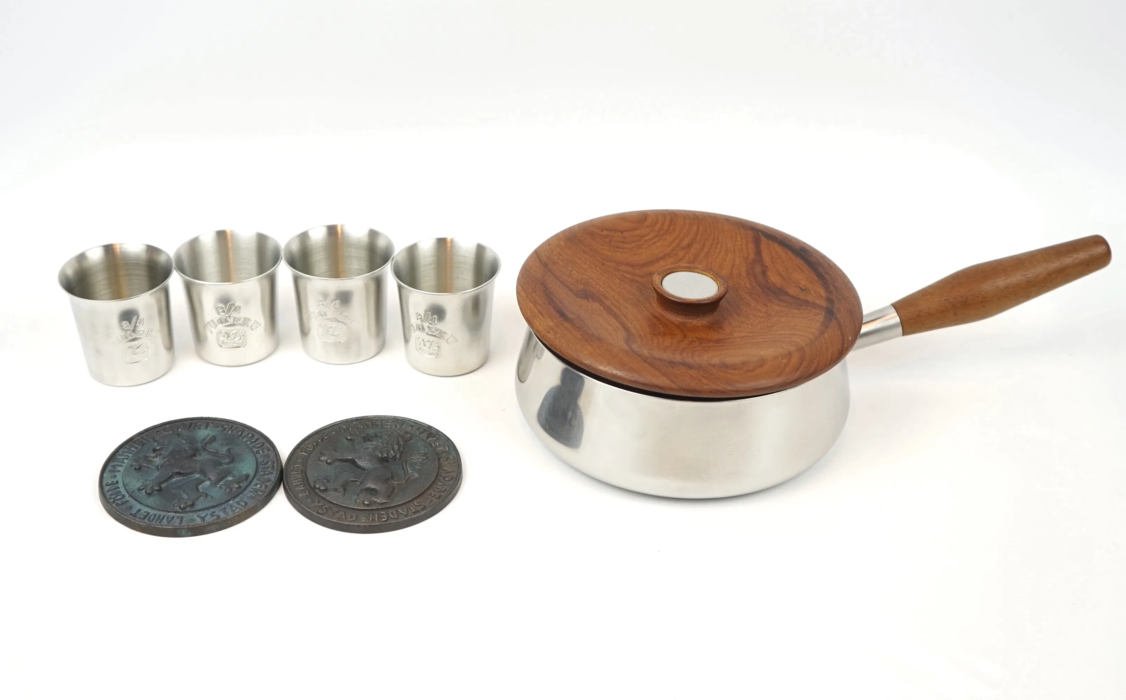 Copas de broche, placas, etc., 7 piezas, incluyendo bronce/peltre, Ystad.