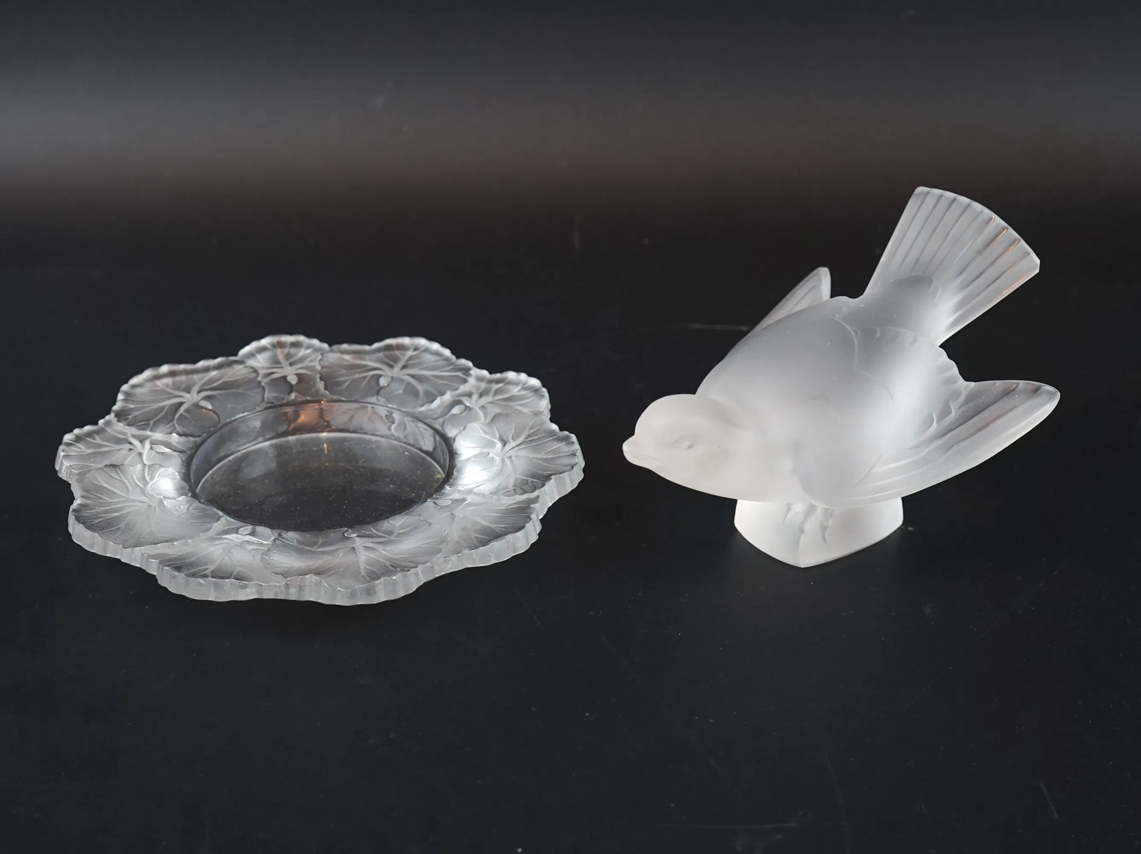 Barril y figurita de cristal, Lalique, Francia.