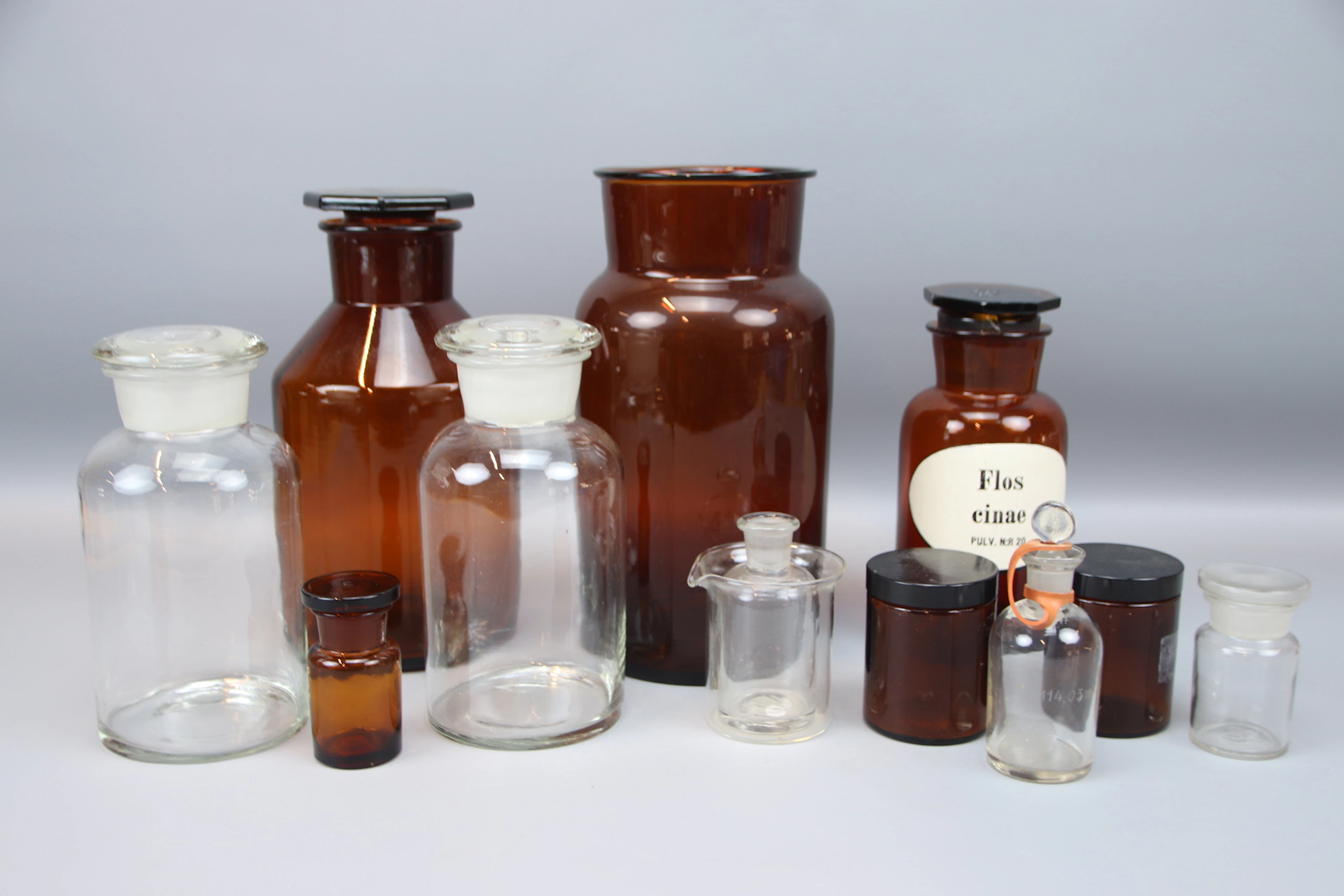 Des flacons de médicaments, etc., 11 pièces, du verre.