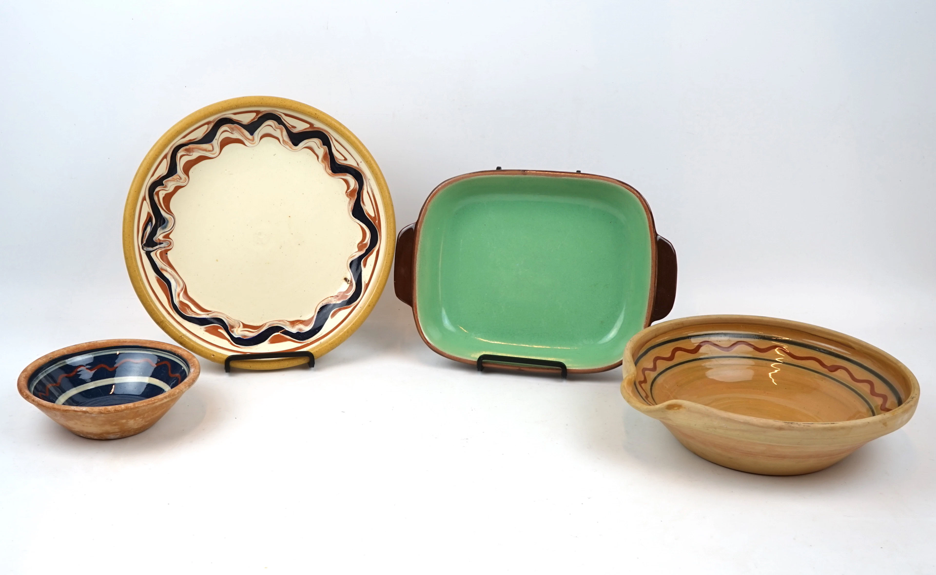 Ciotole e forma, 4 pezzi, ceramica.