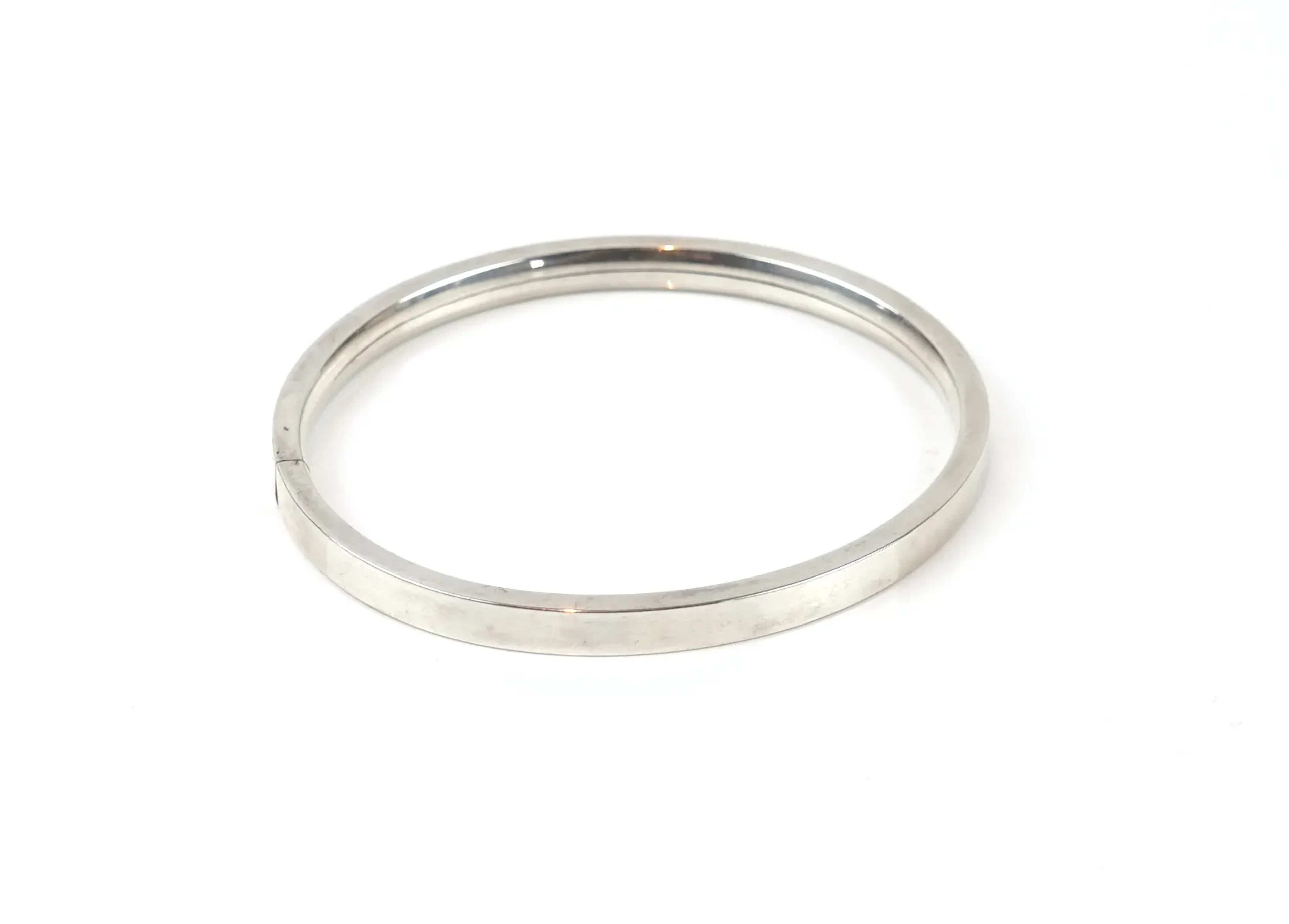 Pulsera, rígida, abrible y plateada.