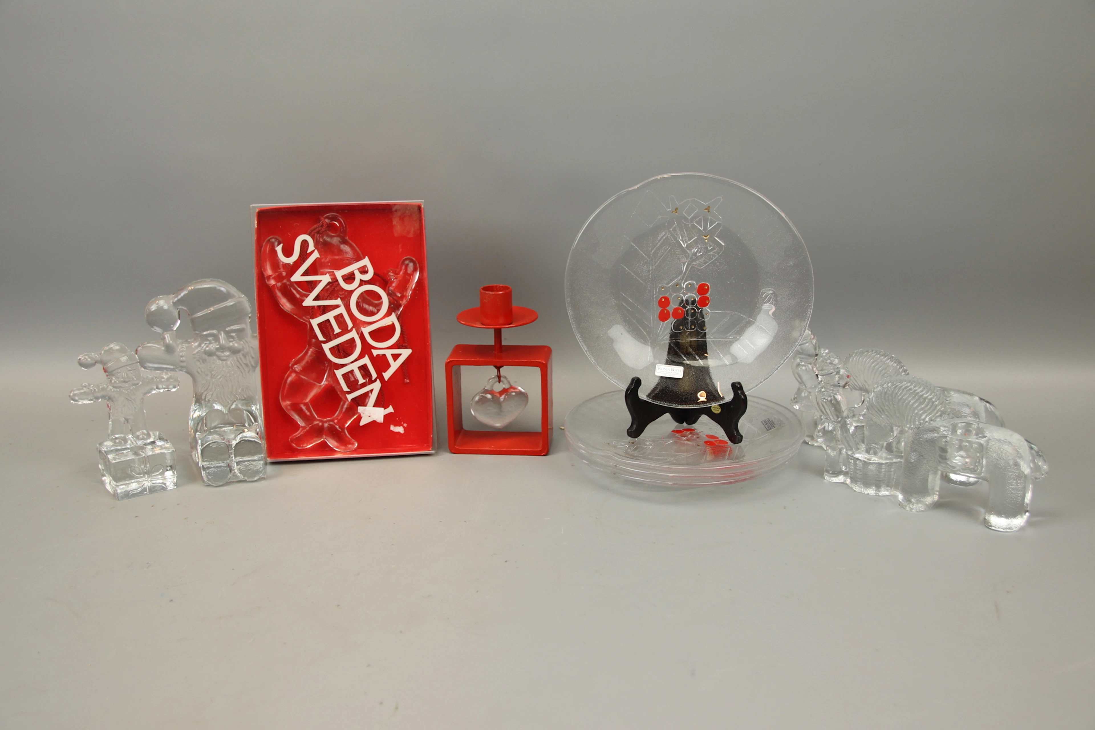Ljusstakar, tallrikar och glasfigurin, 5+4+1, glas/metall, bl.a Bertil