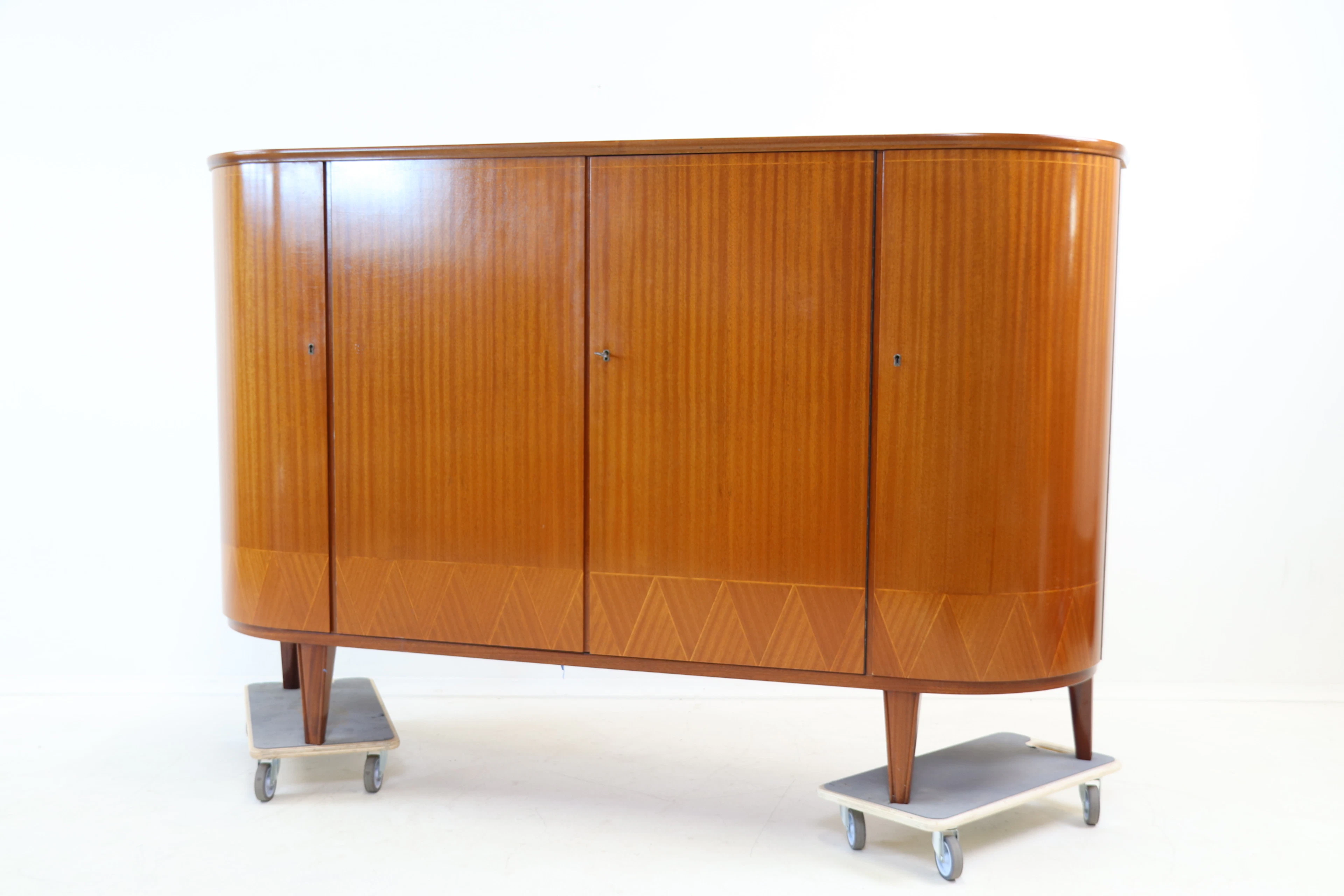 Gabinete de servicio, caoba, sueco-moderno, mediados del siglo XX.