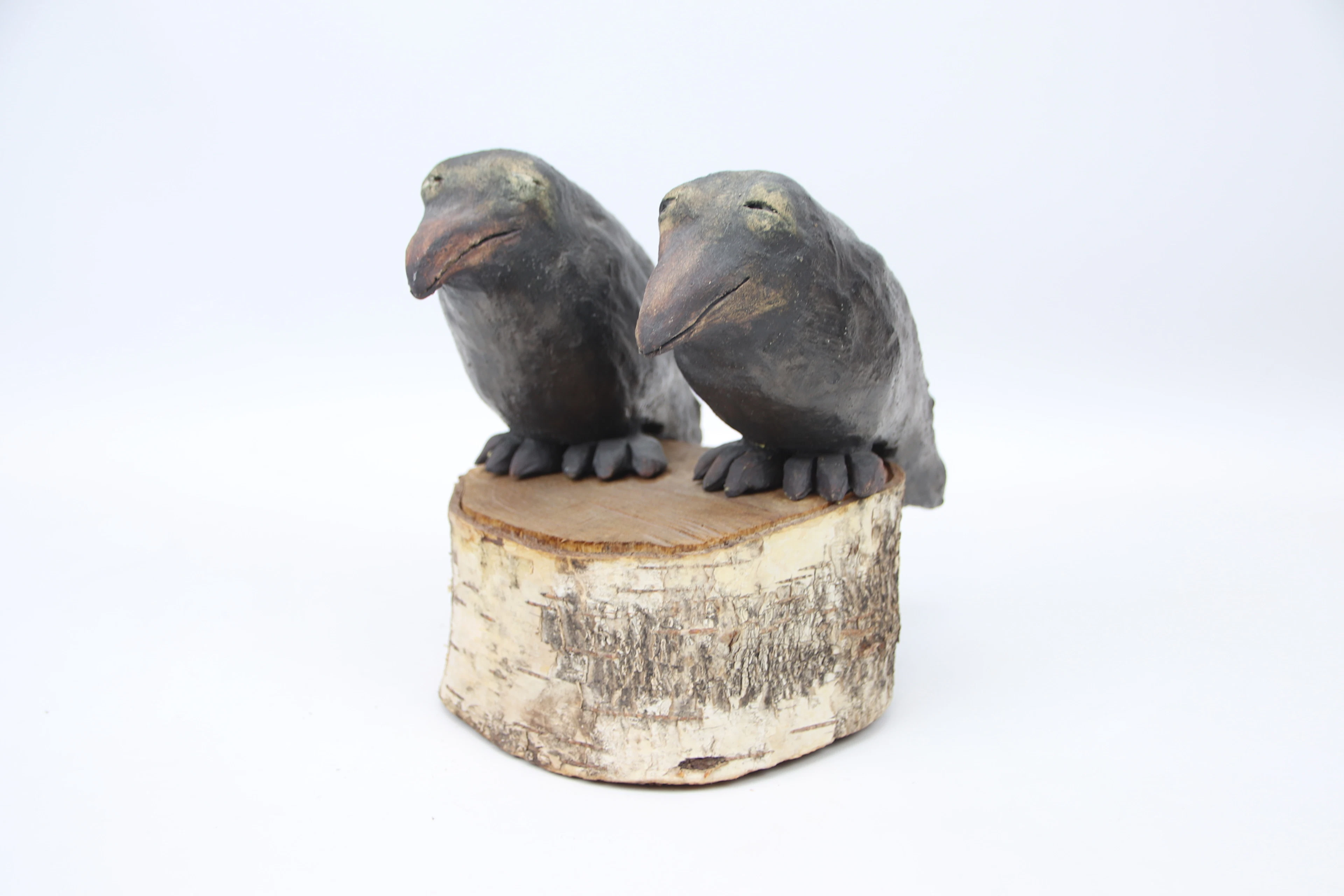 Barbro Clason, escultura, aves, cerámica sobre pedestal de madera, firmado con monograma.
