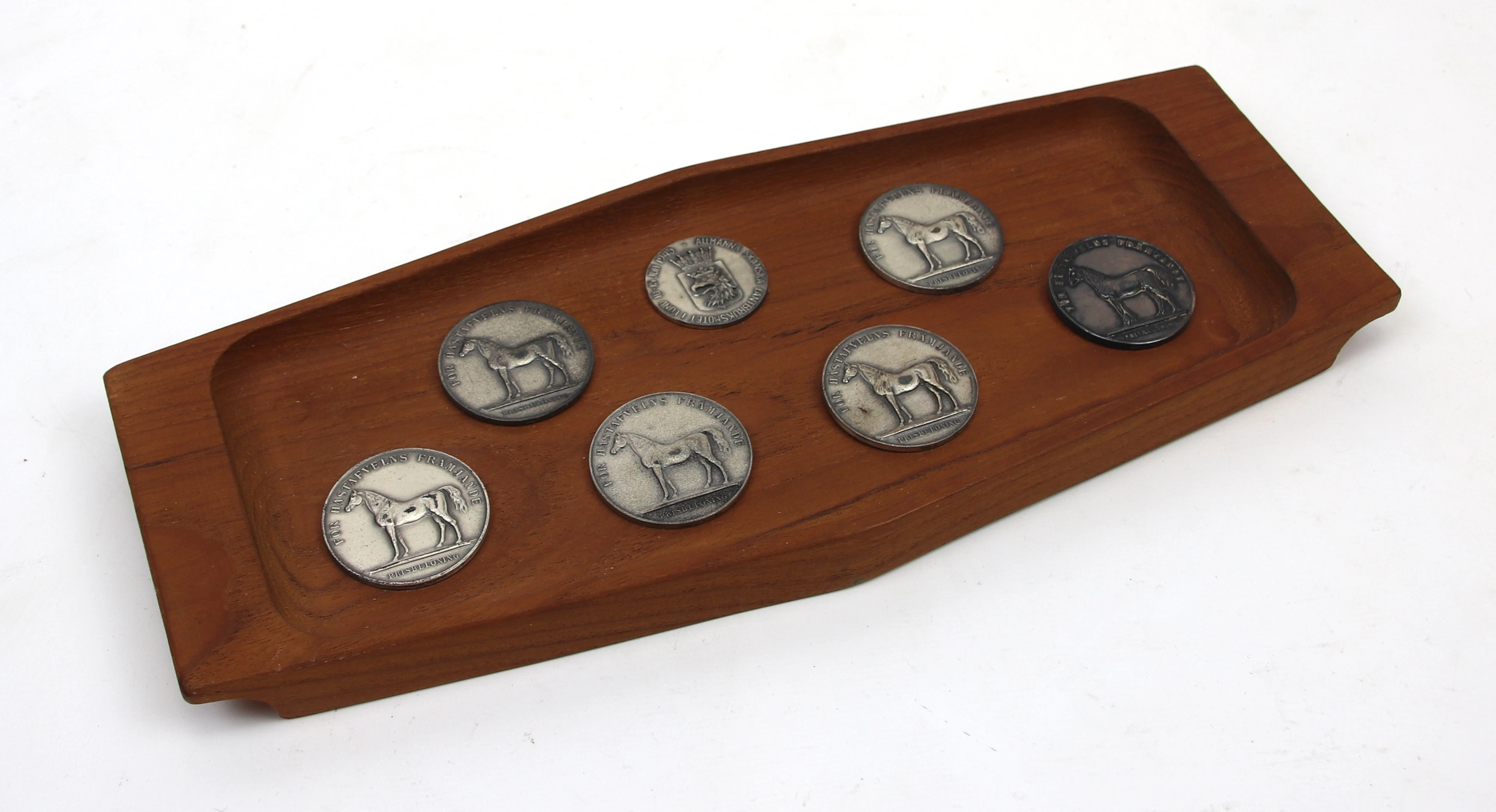 Medaglie su vassoio, 7 pz, argento/legno.
