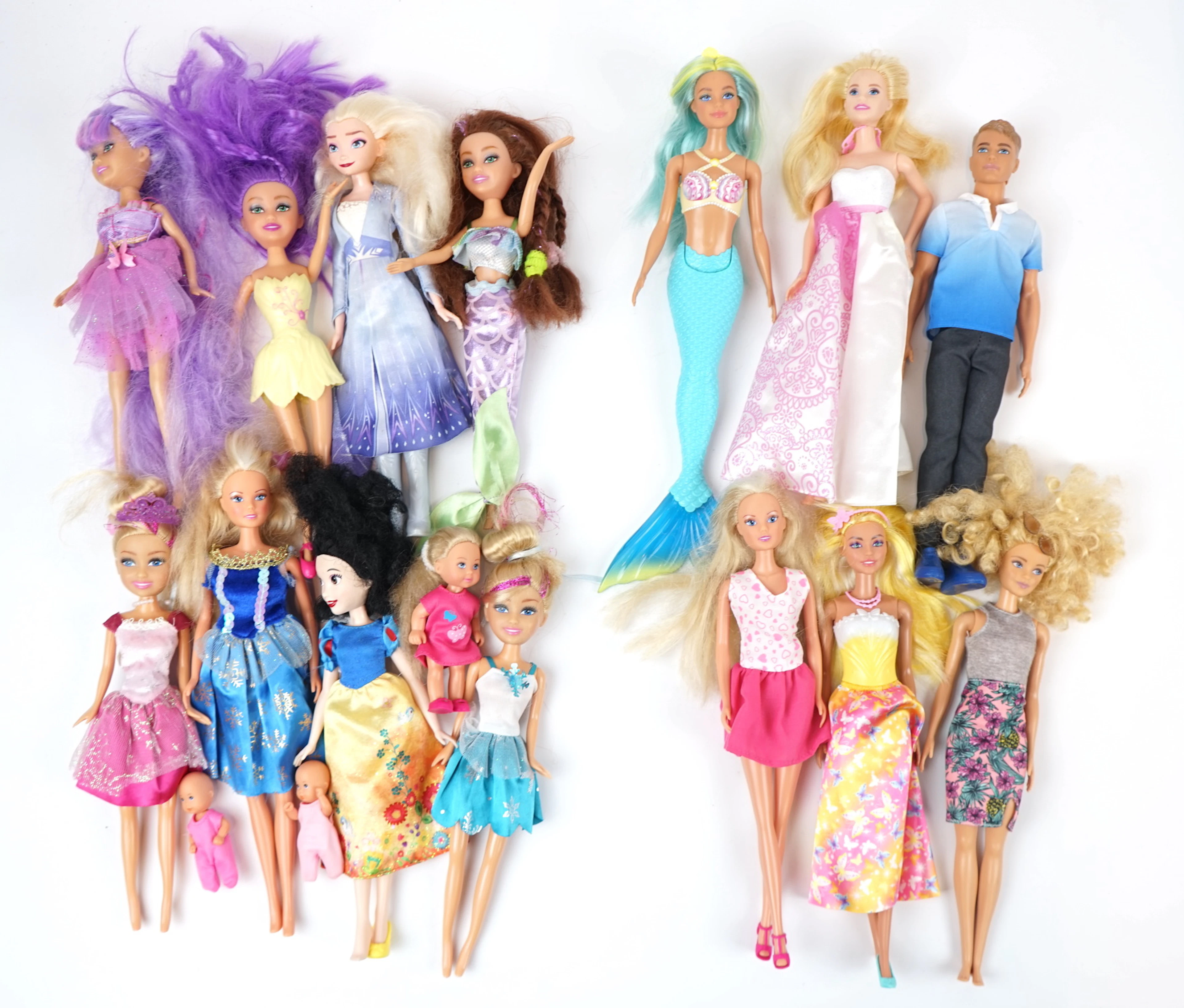Puppen, viele, darunter Barbie, Mattel.