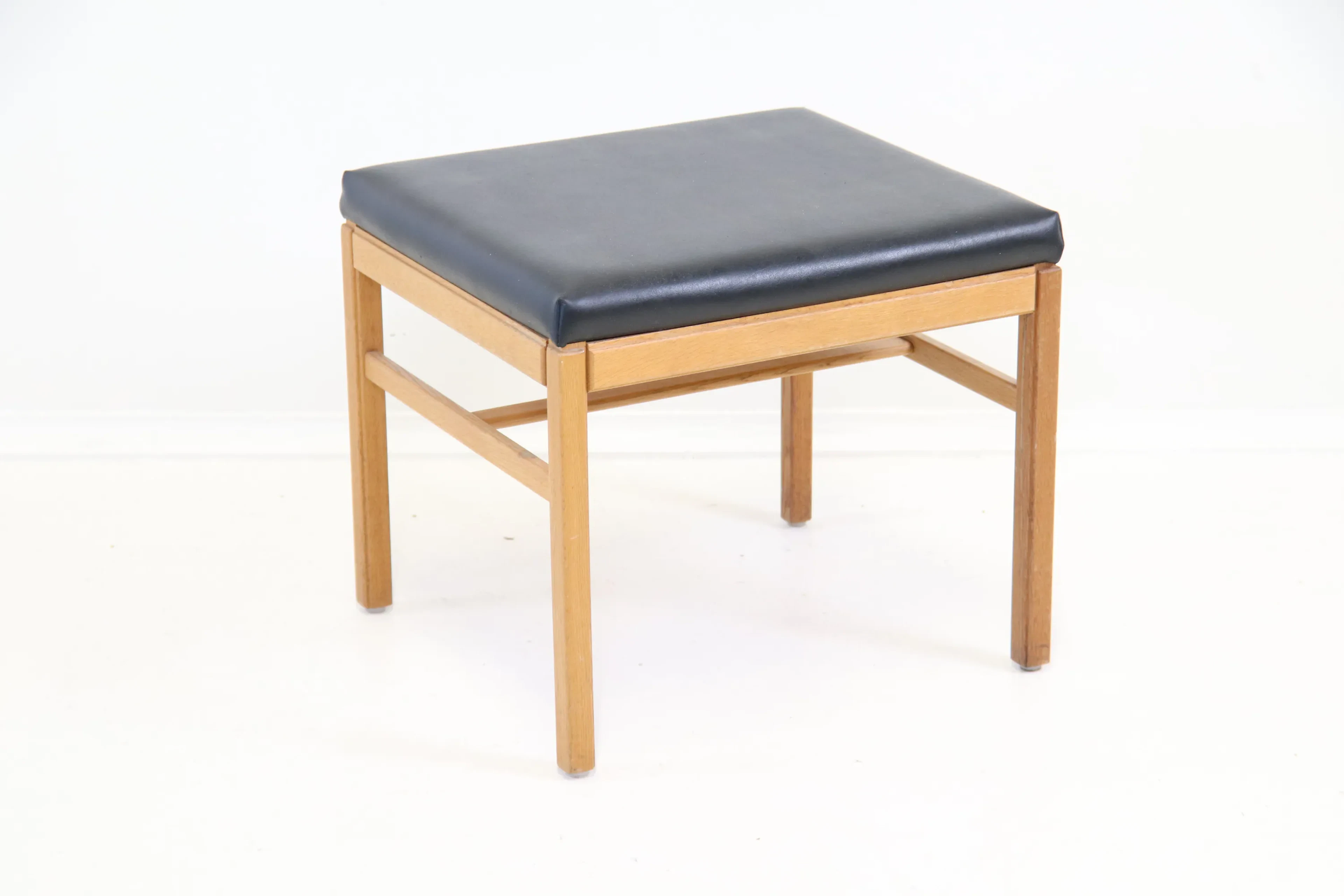 Sven Engström & Gunnar Myrstrand, un tabouret, bois/cuir artificiel, « Casino »