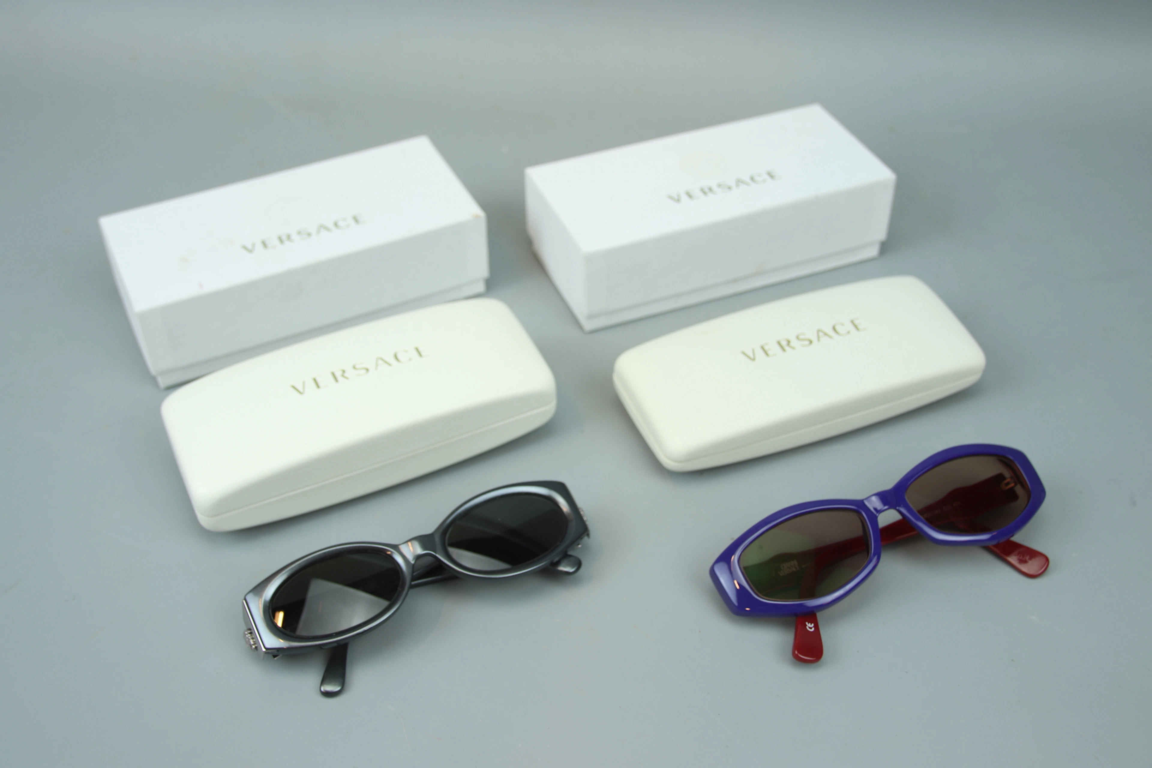 Versace, Sonnenbrille, 2 Paare, beide mit Gläserstärke.