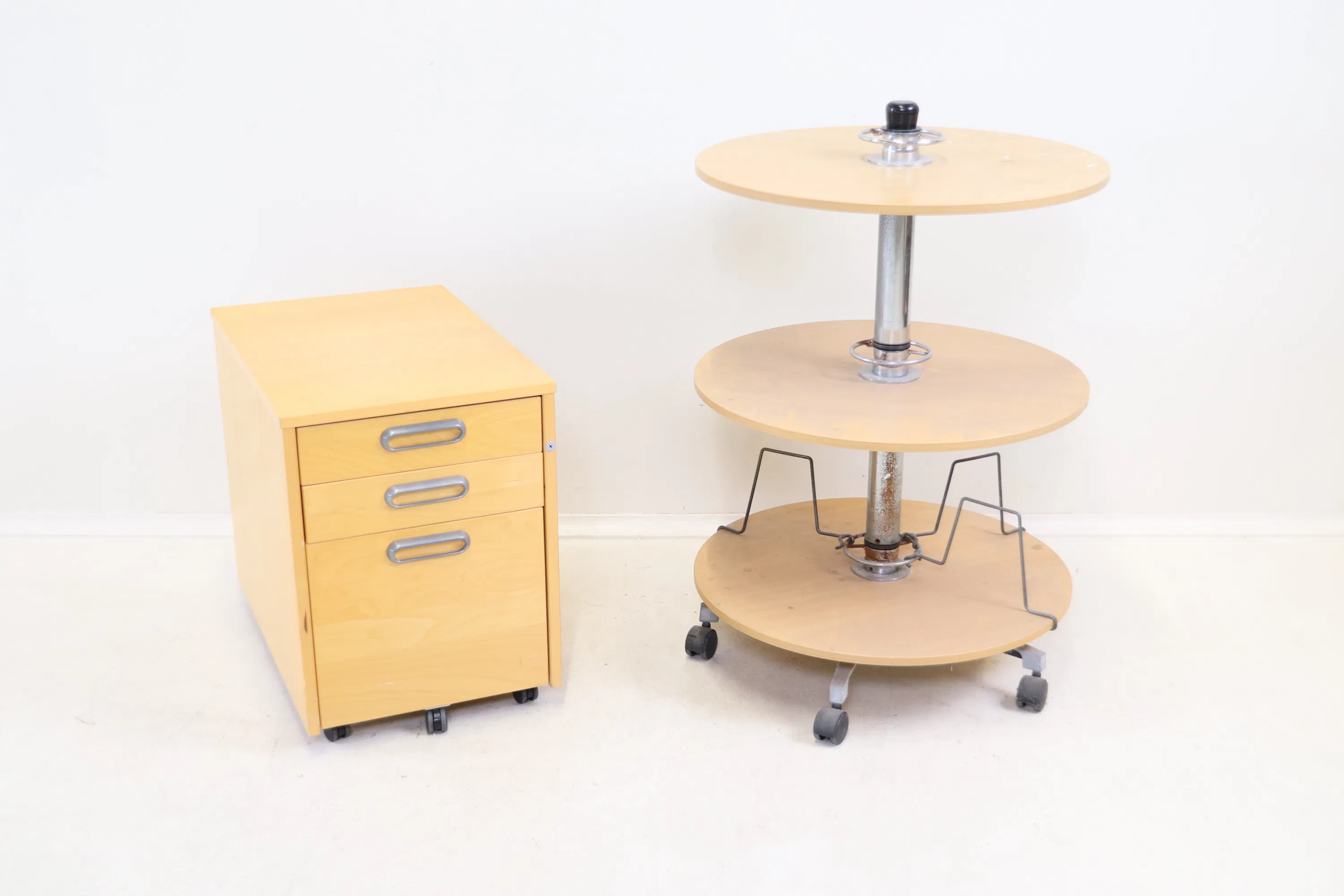 Cassetto e supporto girevole, legno/metallo.