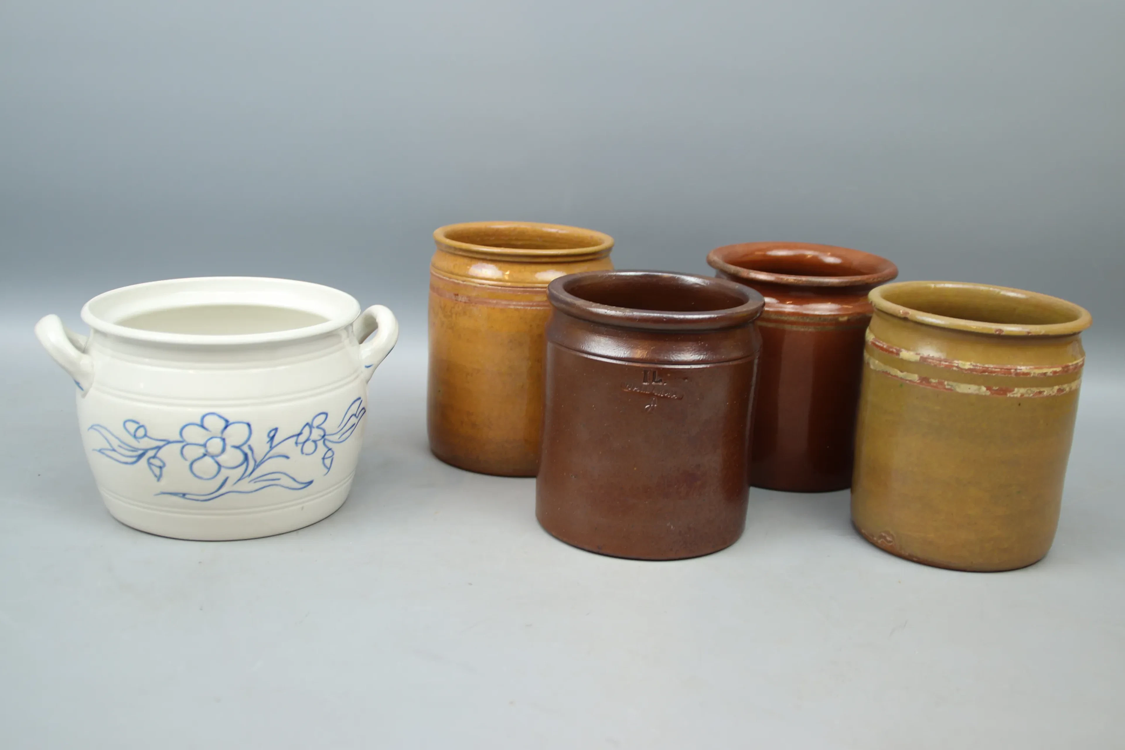 Tazze, 5 pezzi, ceramiche, tra cui Rörstrand e Wallåkra.