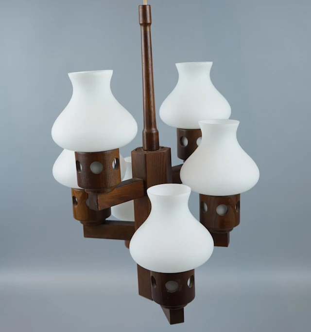 Chandelier, 6 light points, wood and glass.