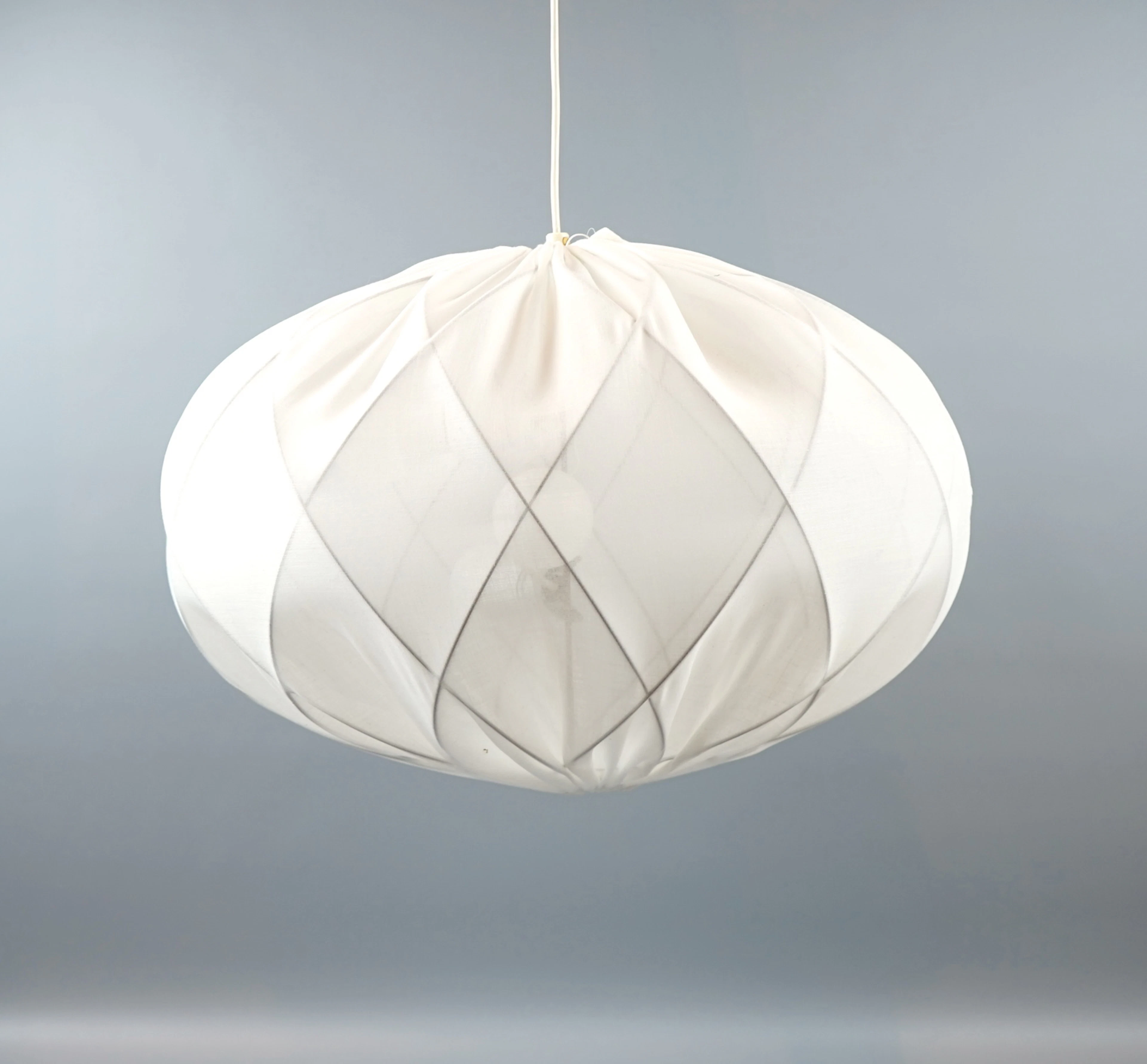 Tore Ahlsén, une lampe suspendue, textile/métal, « Pia Mandarin », Gärsnäs.