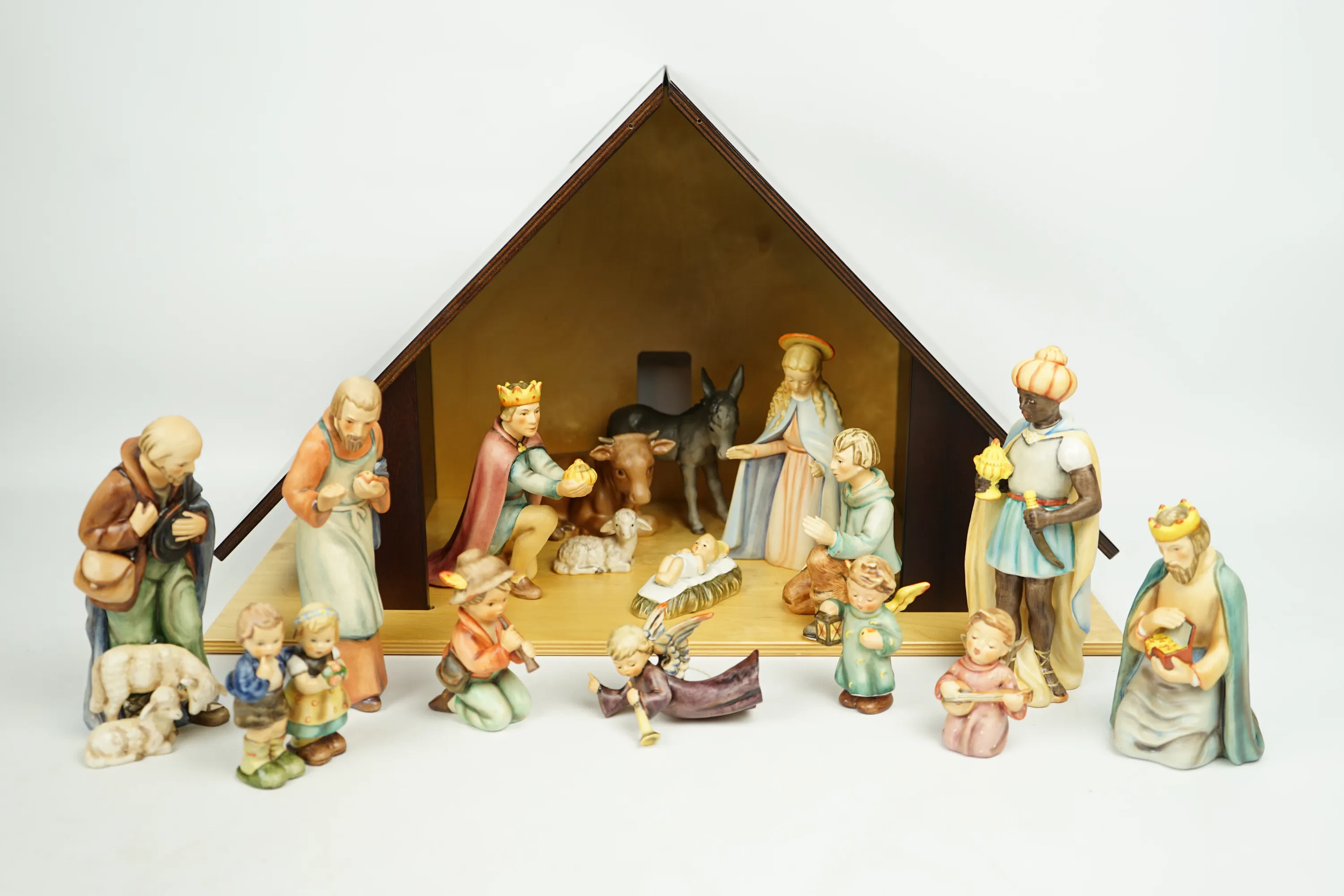 Presepe con 16 figurine di porcellana, M.I. Hummel, Goebel.