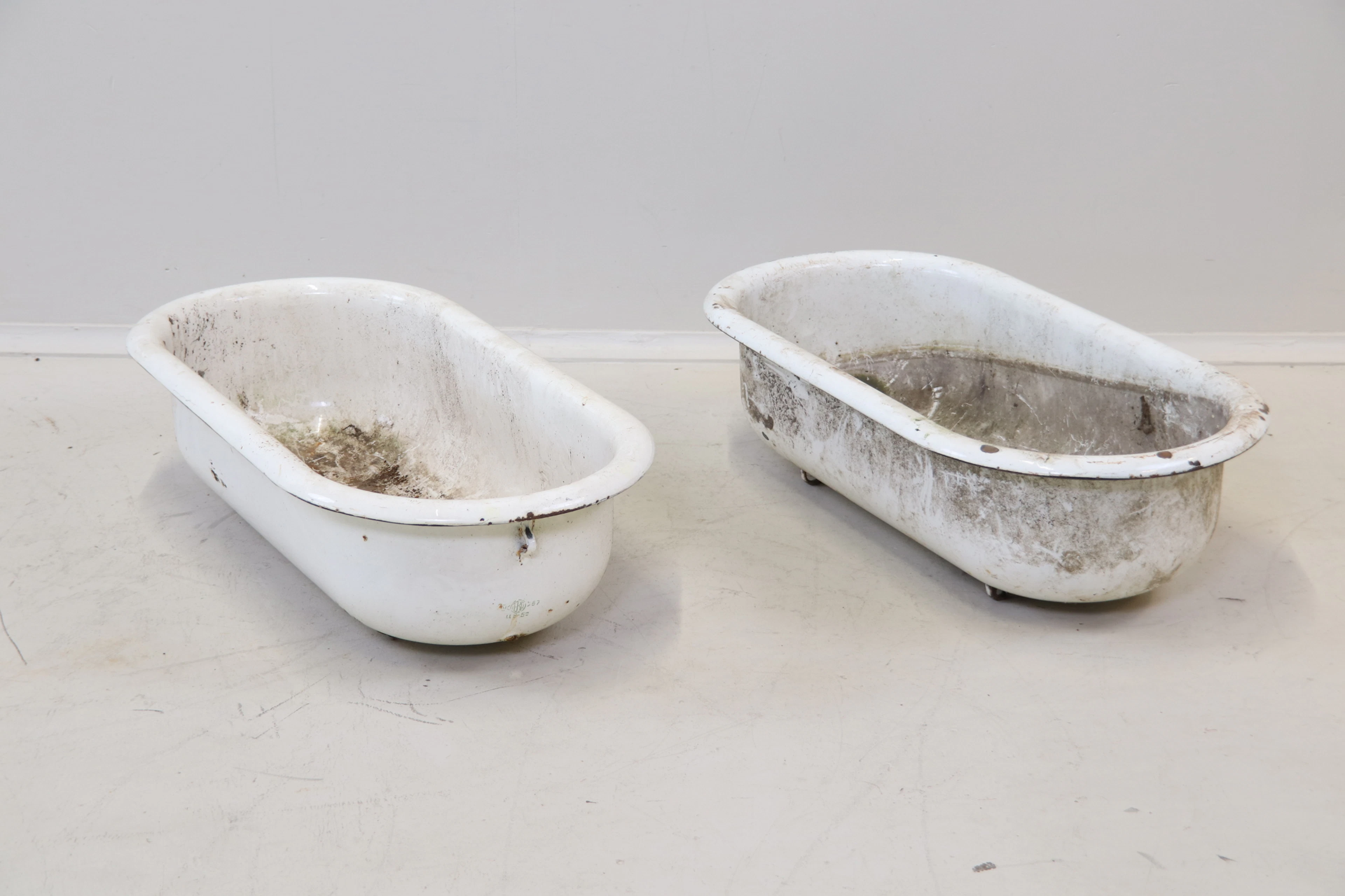 Des pots, 2 pièces, métal émaillé.