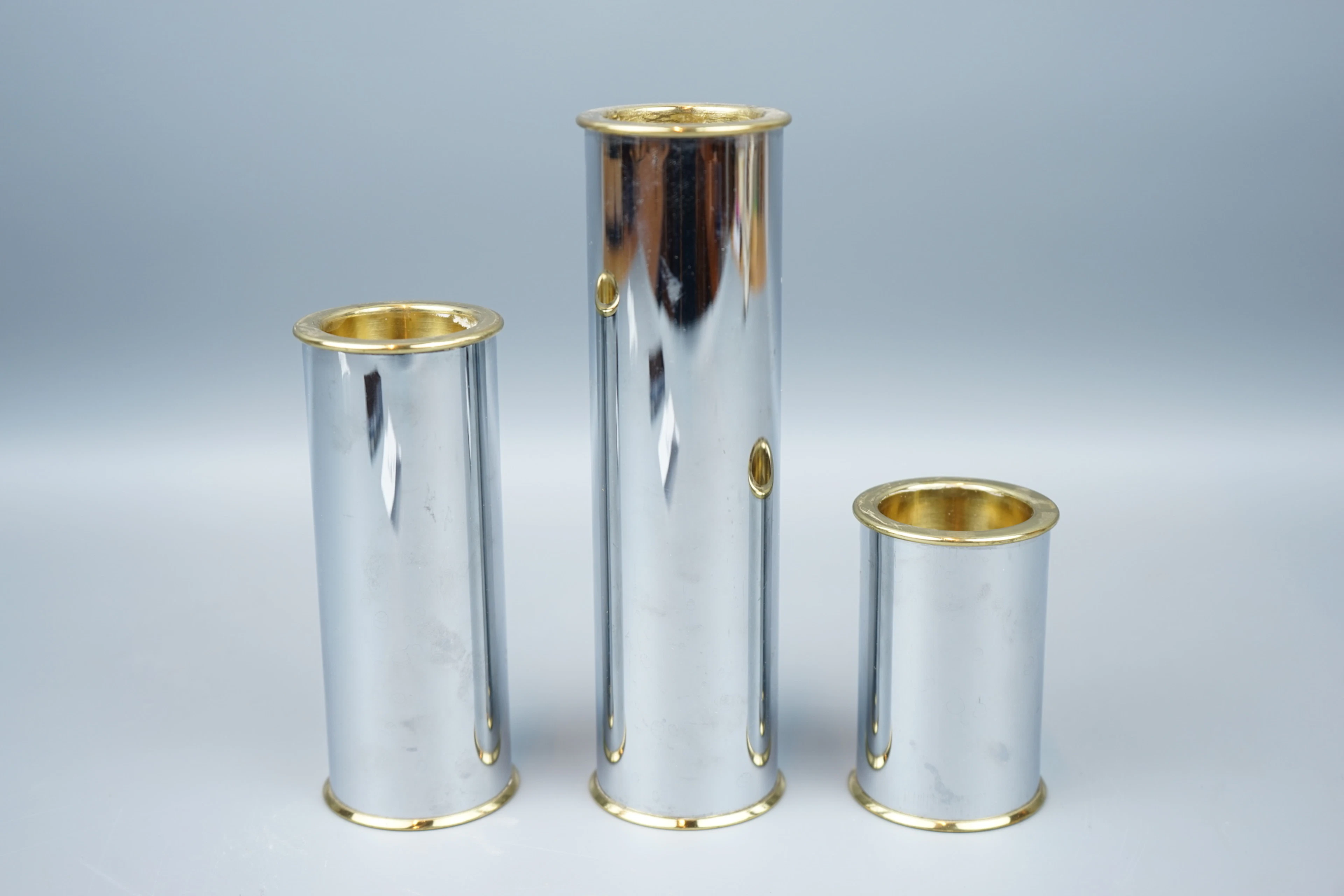 Staffan Englesson, « Cylindre 2000 », 3 bougeoirs, laiton/métal blanc.