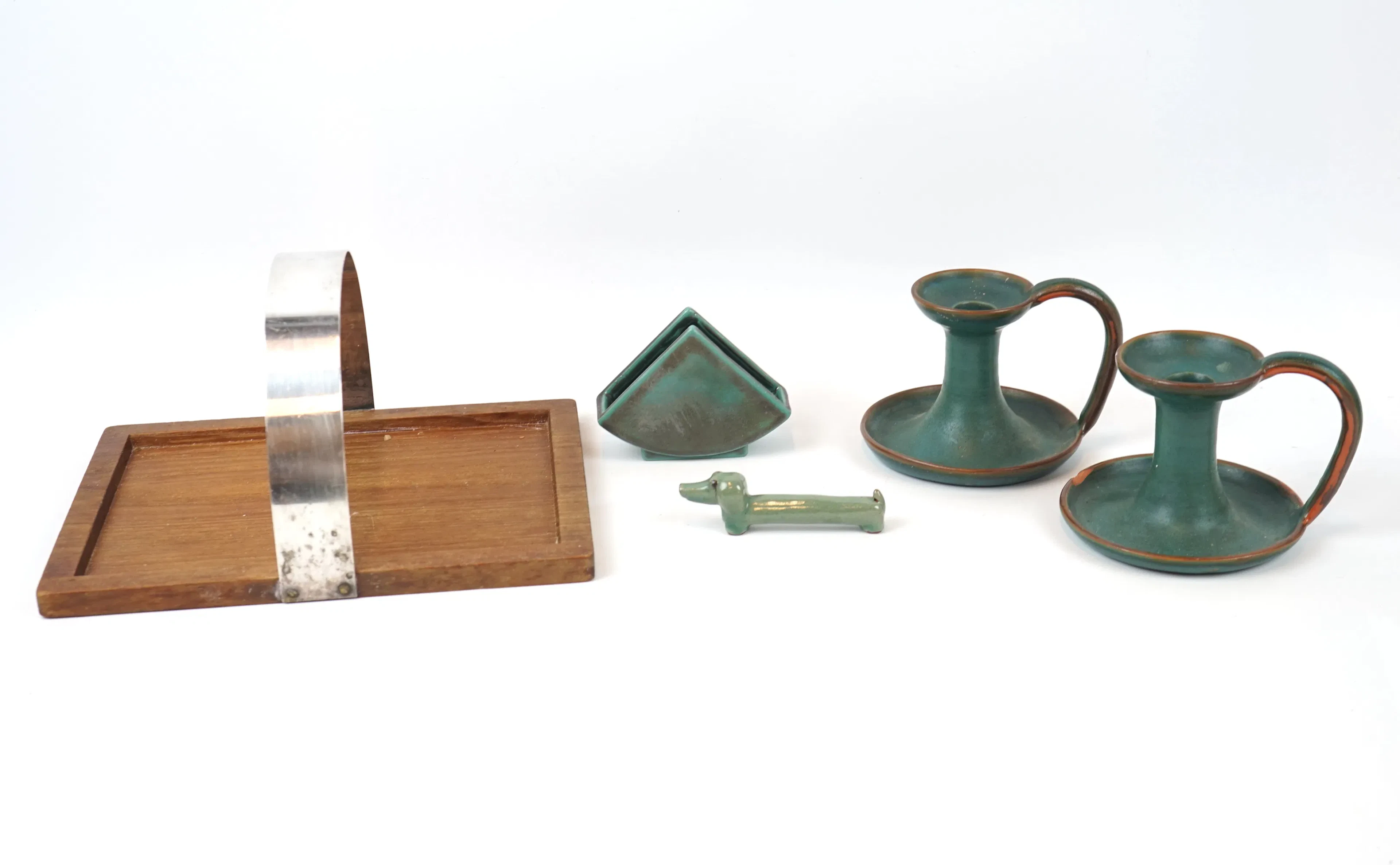 Candelabri, butter dog, ecc., 5 pezzi, ceramica/legno, inclusi Nyman & Nyman, Höganäs.