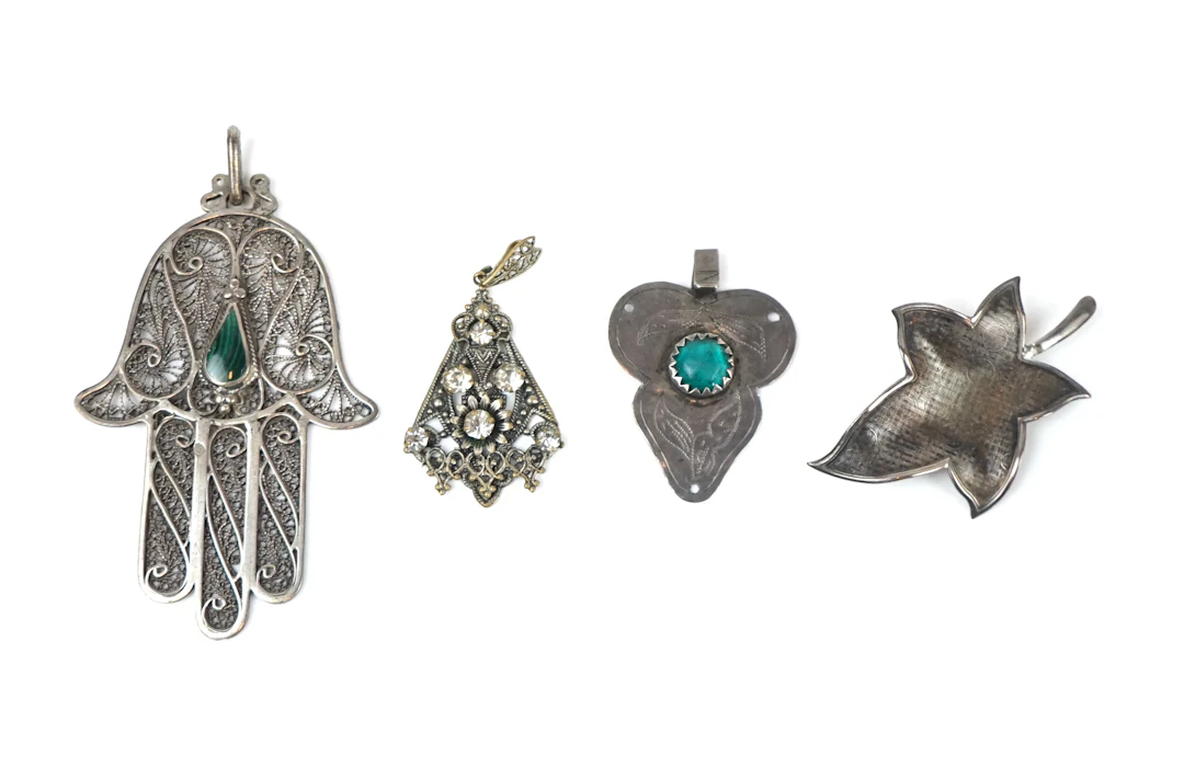 Jewelry, 3 pieces silver and an older pendant in imitation metal.