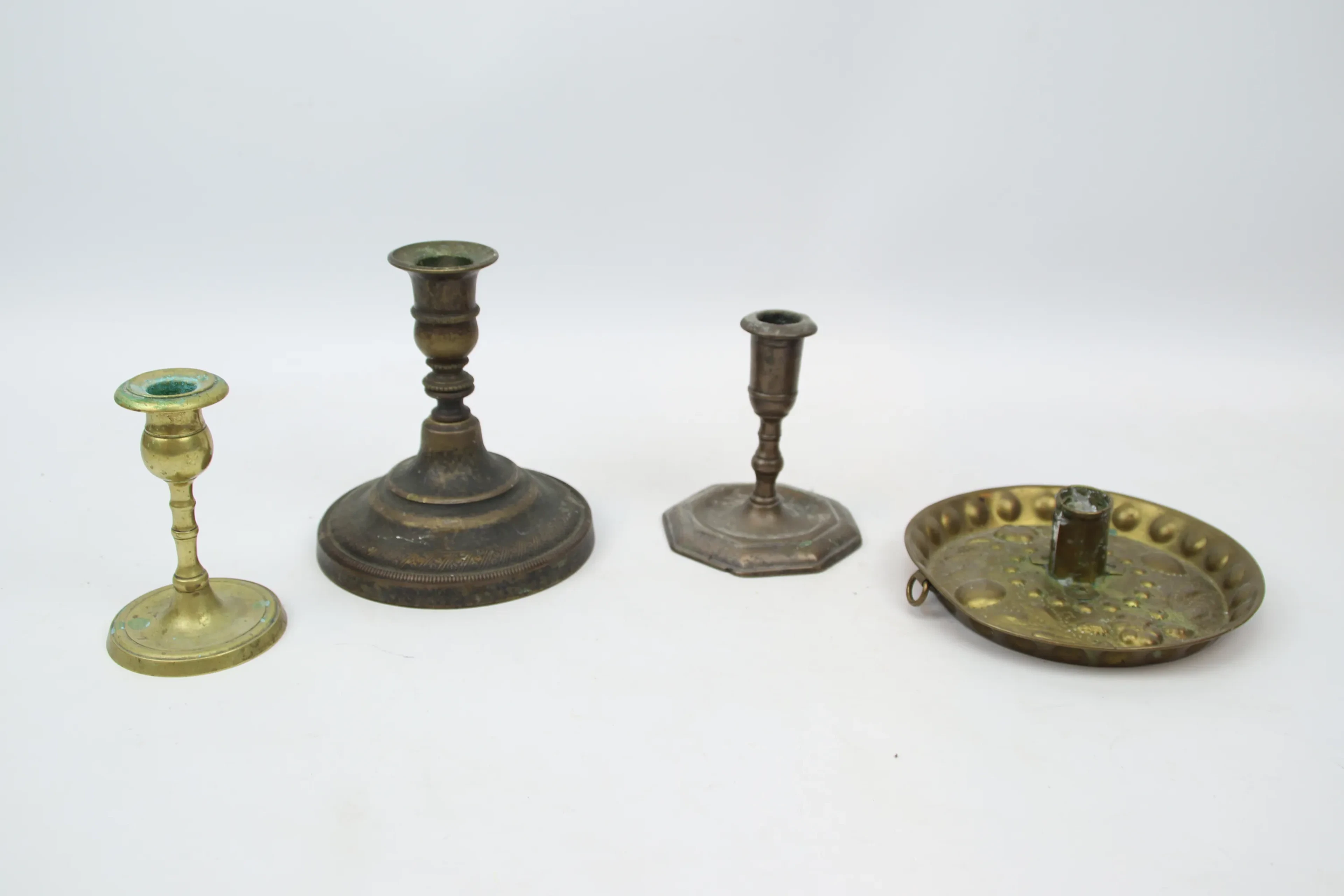Plato de vela y candelabros, 4 piezas, latón, siglos XVIII y XIX.