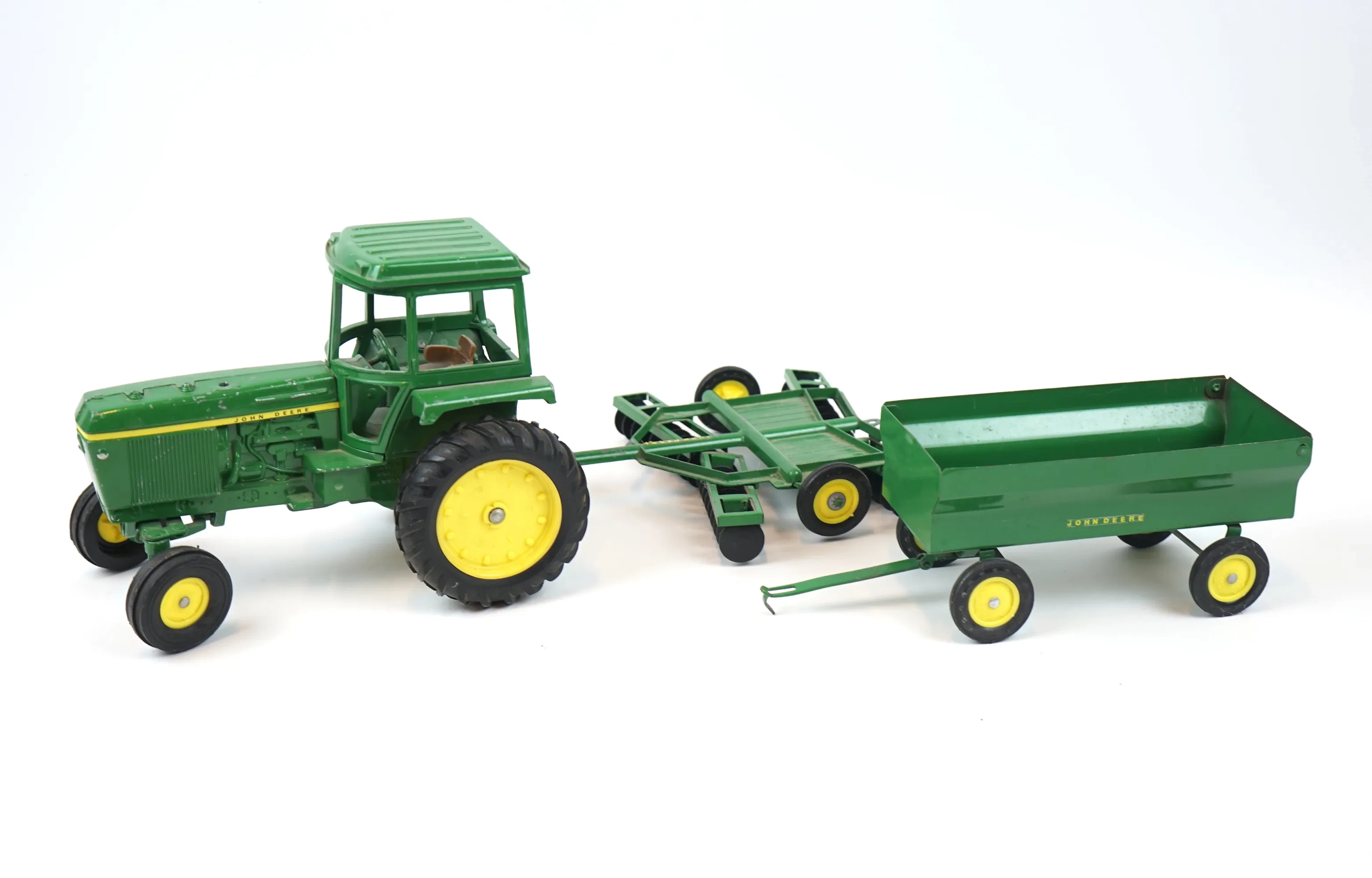 Tractor de juguete con 2 accesorios, metal, ''John Deere'', ERTL.