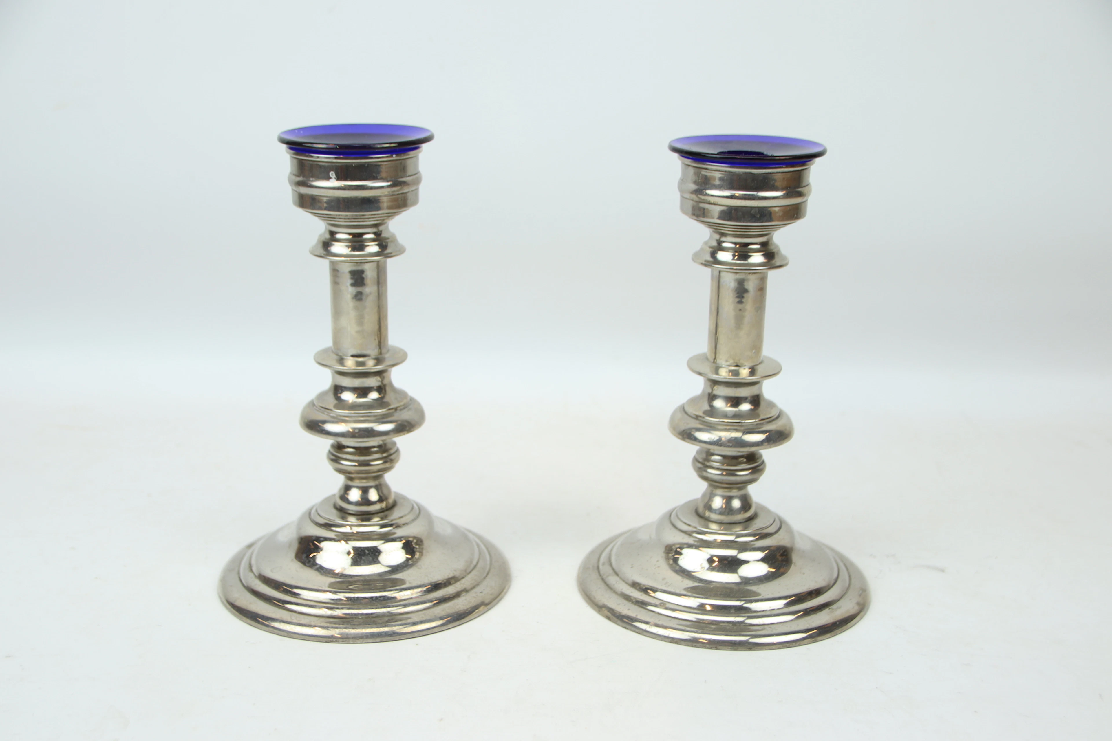 Kerzenhalter, ein Paar weißes Metall, mit Kerzenmanschetten, Glas, 1900er Jahre.