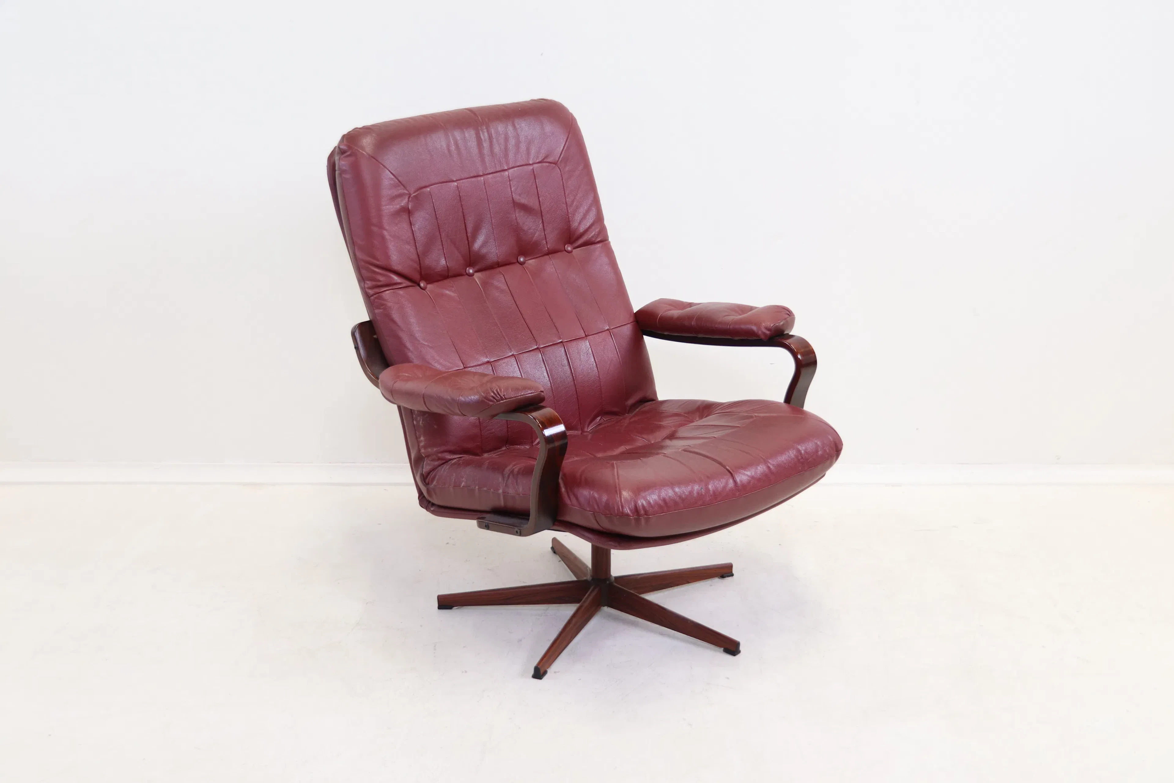 Poltrona girevole, pelle/legno.