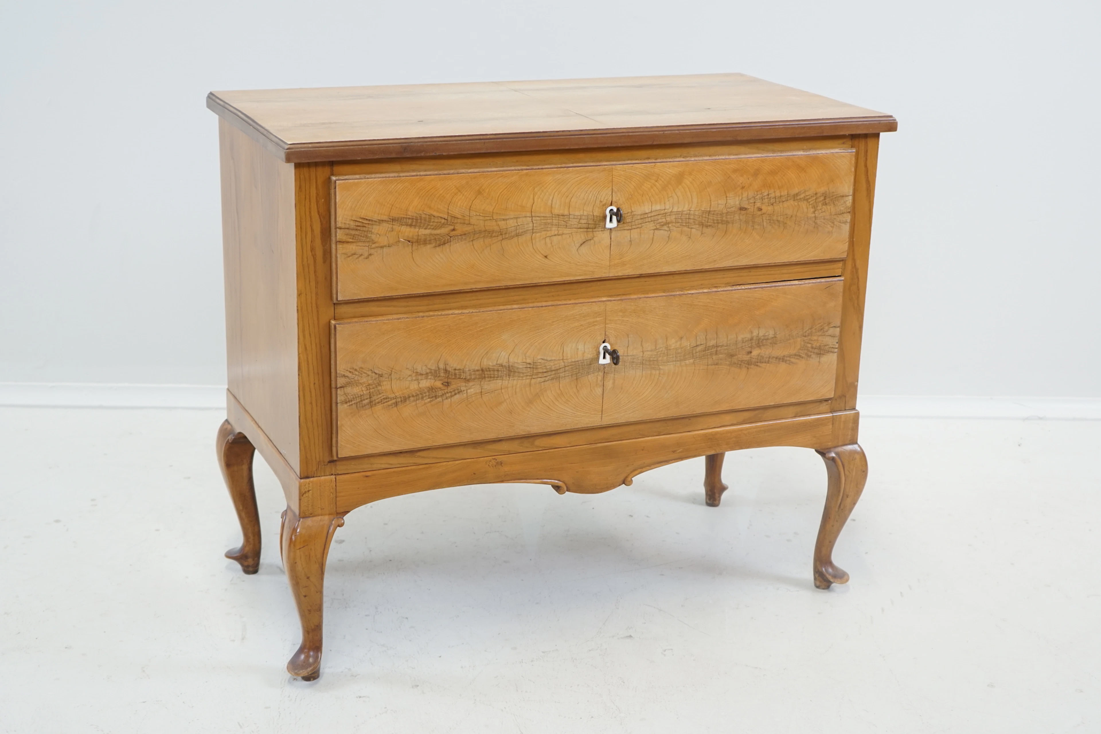 Cassettiera, 2 cassetti, betulla, stile rococò, prima metà del 20° secolo.
