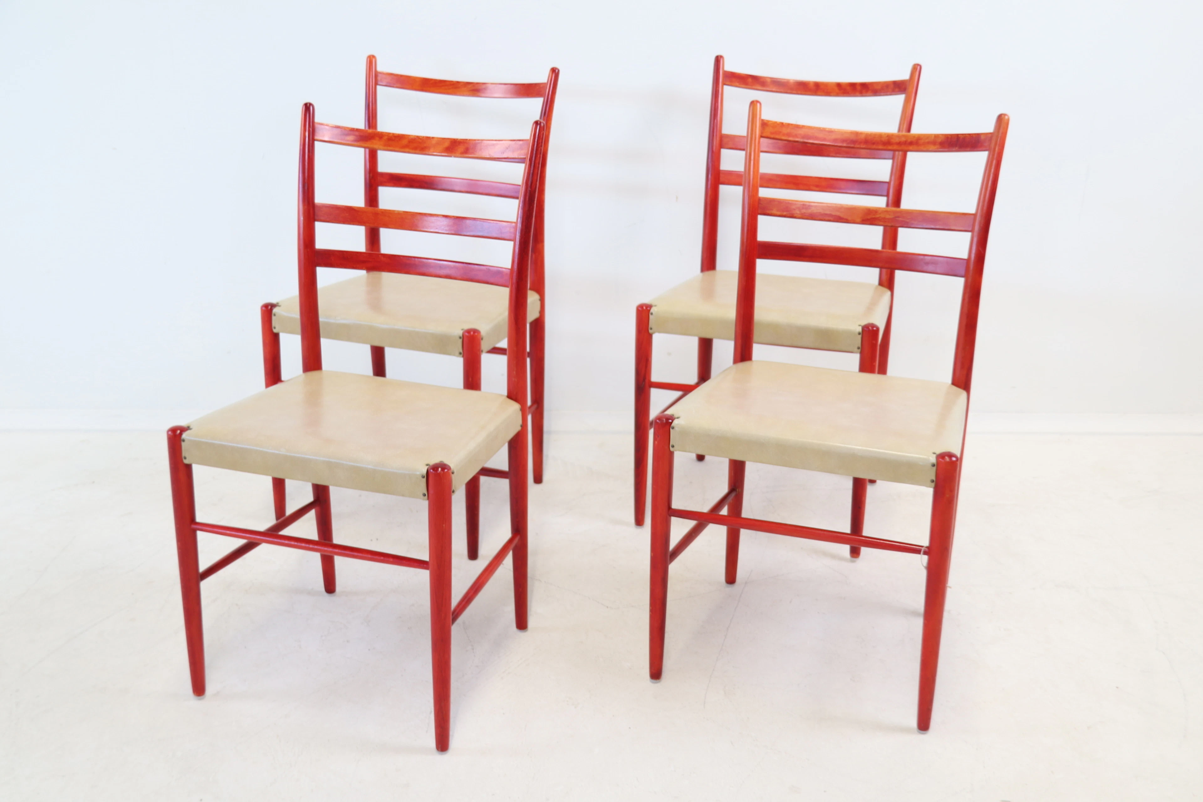 Yngve Ekström, « Gracell », chaises, 4 pièces, bois/cuir artificiel.