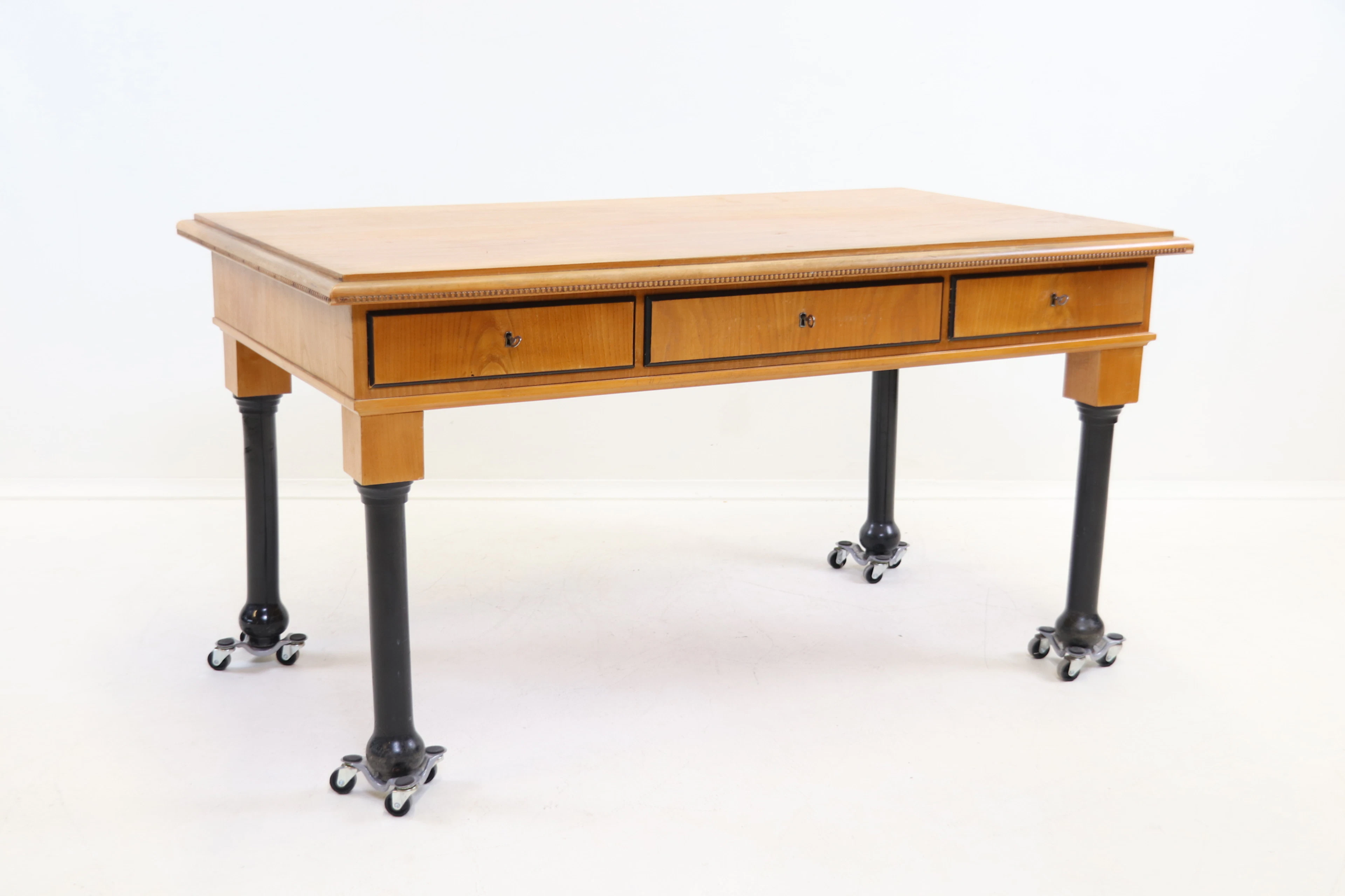 Scrivania, 3 cassetti, olmo/legno annerito, la prima metà del 1900.