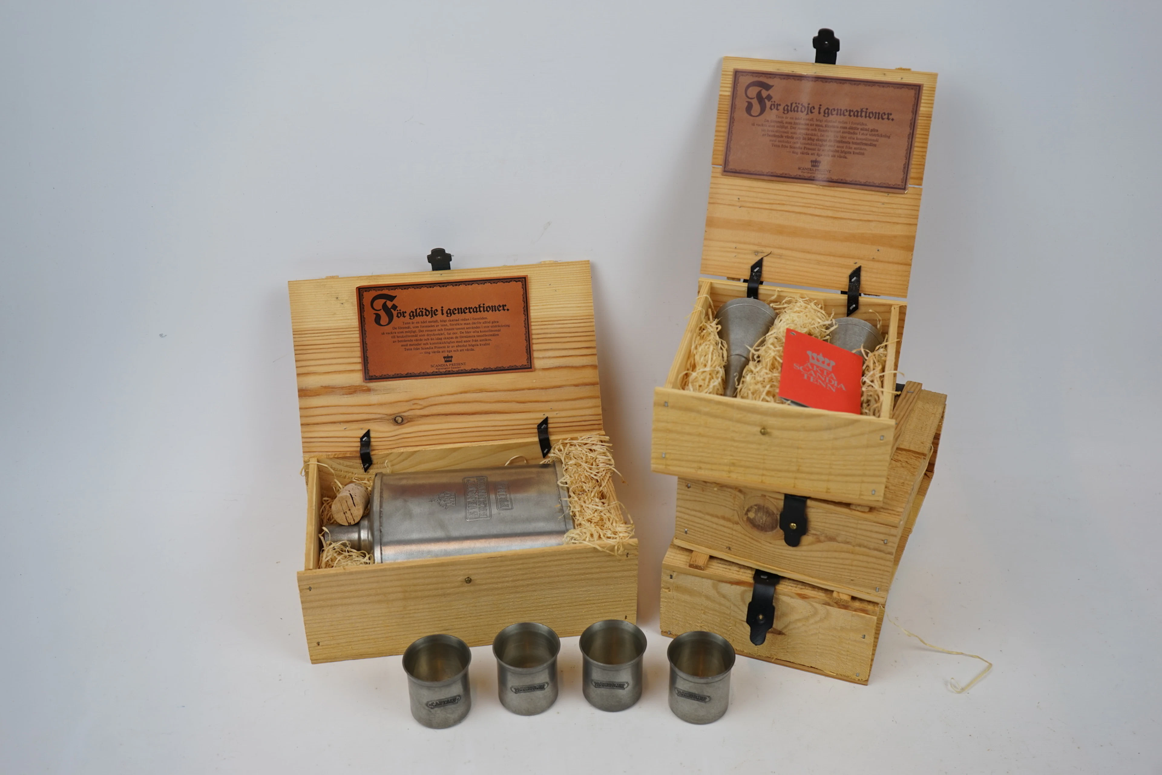 Fiole et tasse, 1+4+6 pièces, étain, en boîtes, bois, étain scandien.