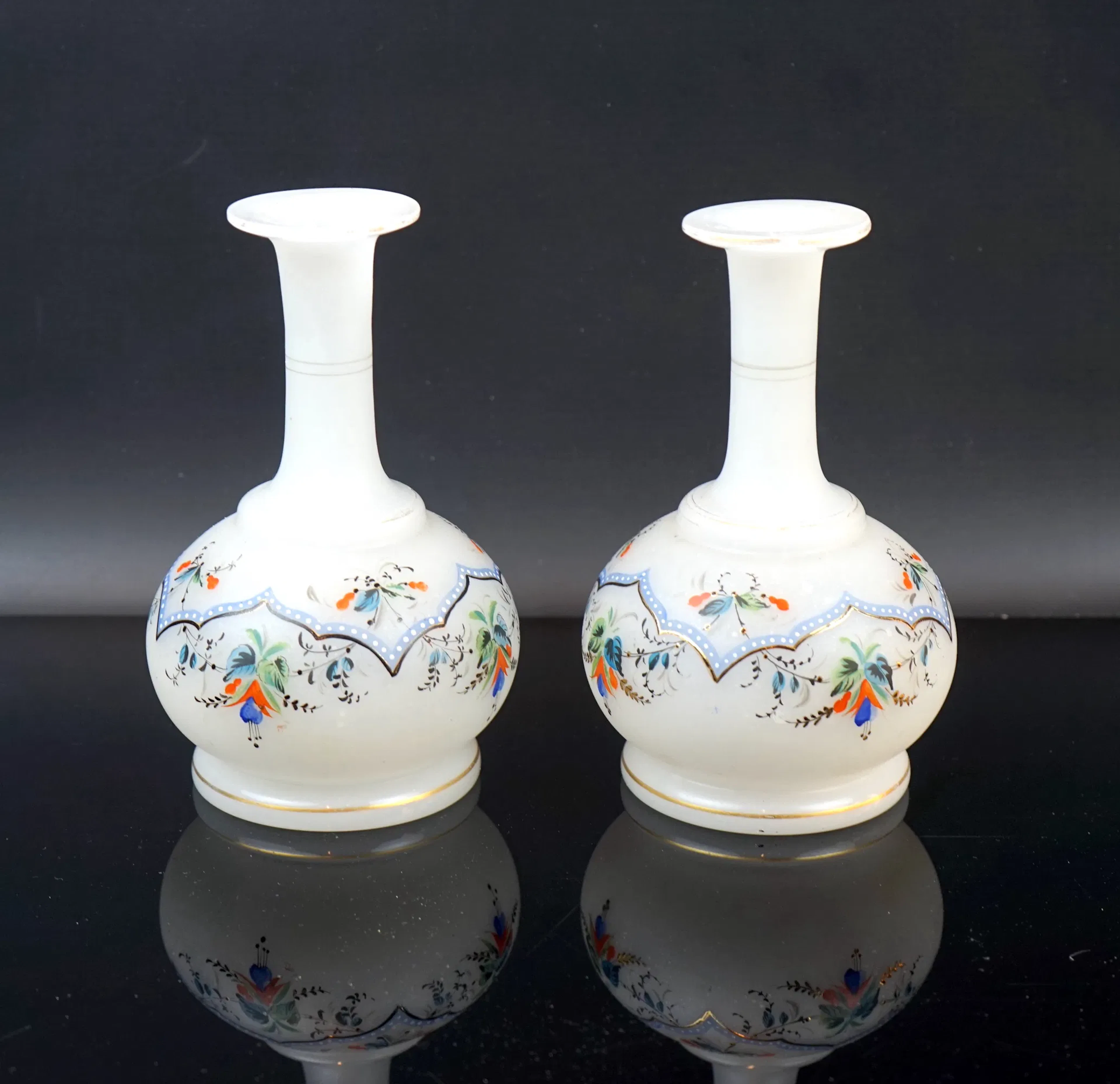 Vases, quelques-uns, verres à flux.