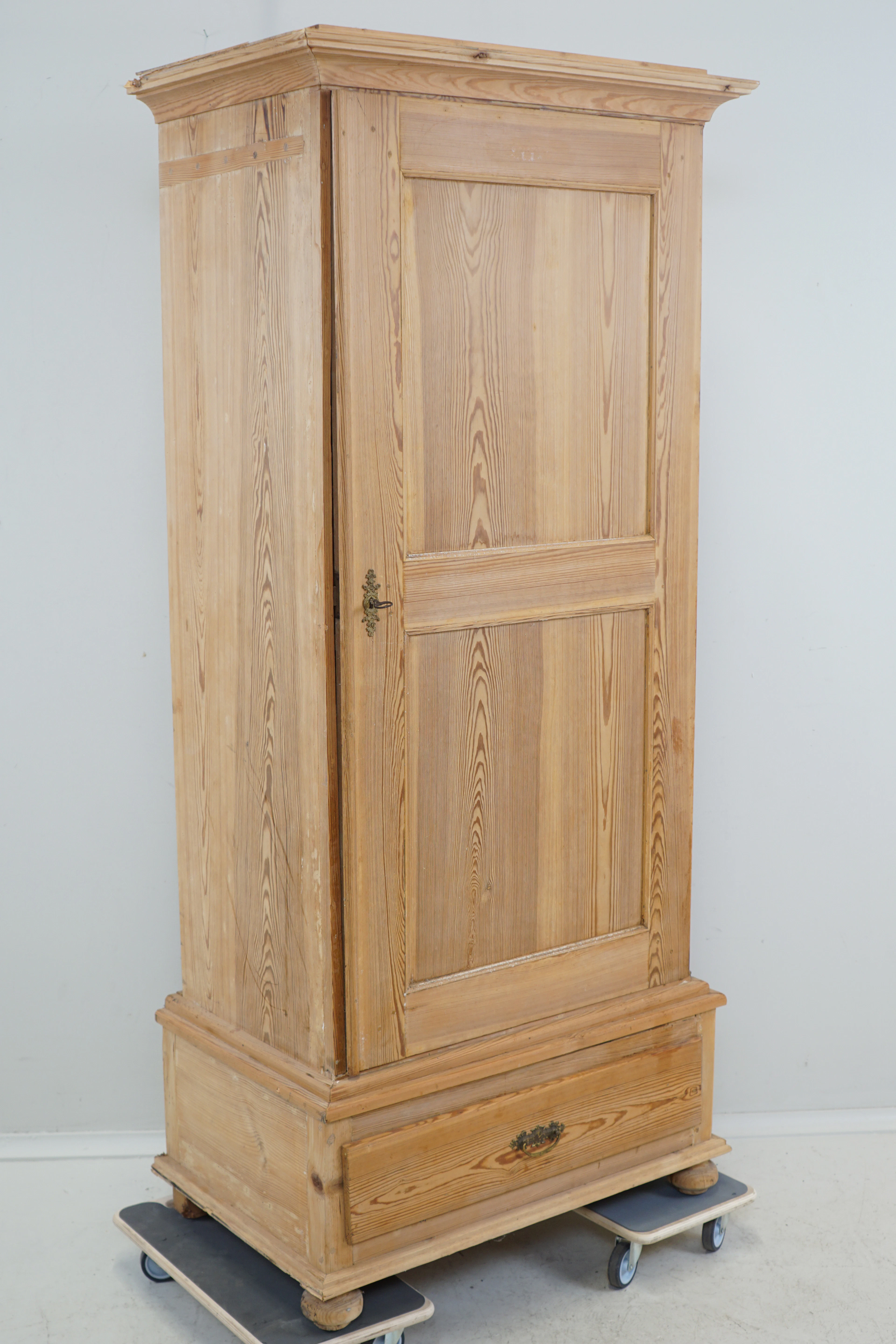Kleiderschrank, fertige Kiefer, 1800er/1900er Jahre.