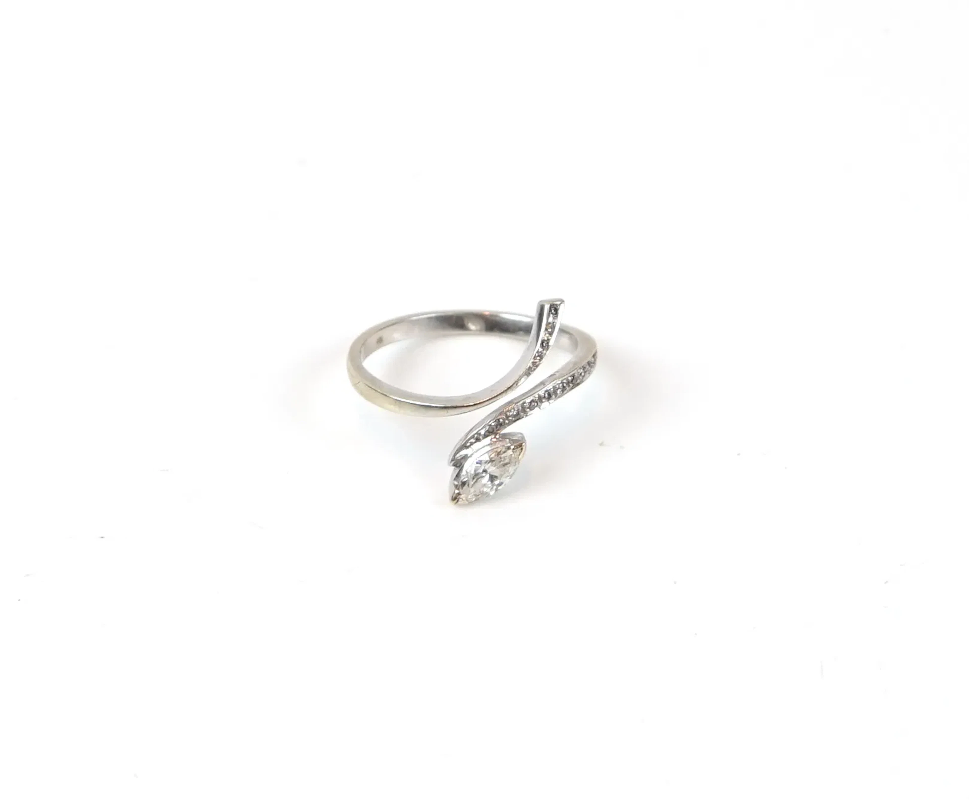 Bague, or blanc 14K avec diamants.