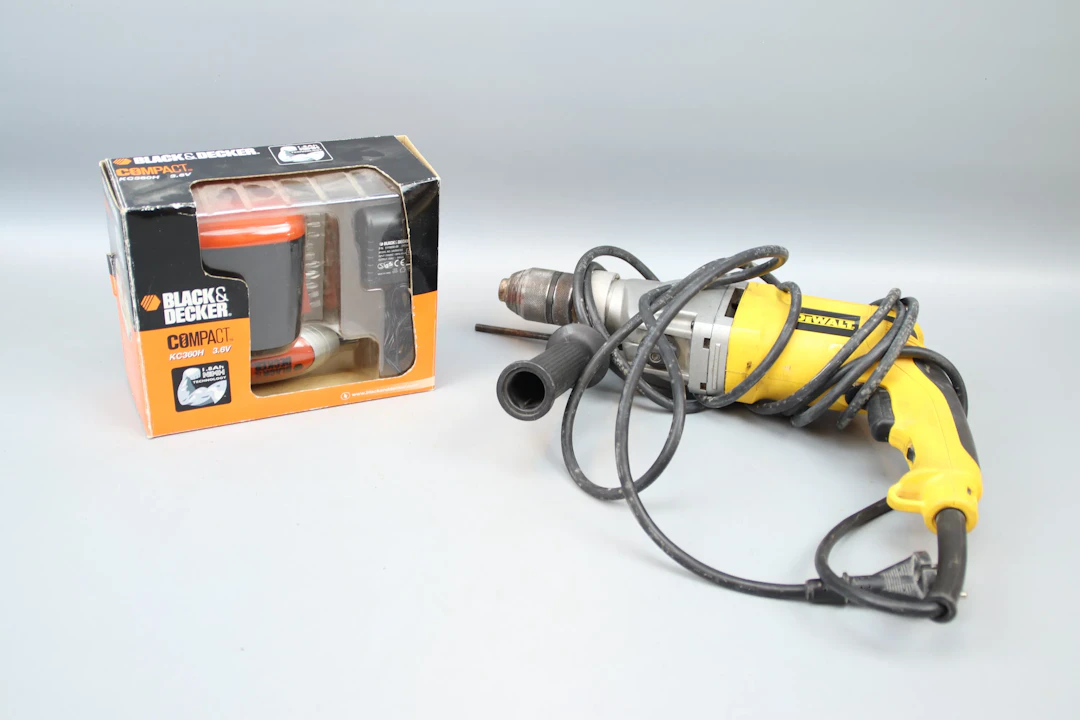 Tournevis, Black & Decker, et perceuse à choc, DeWalt.