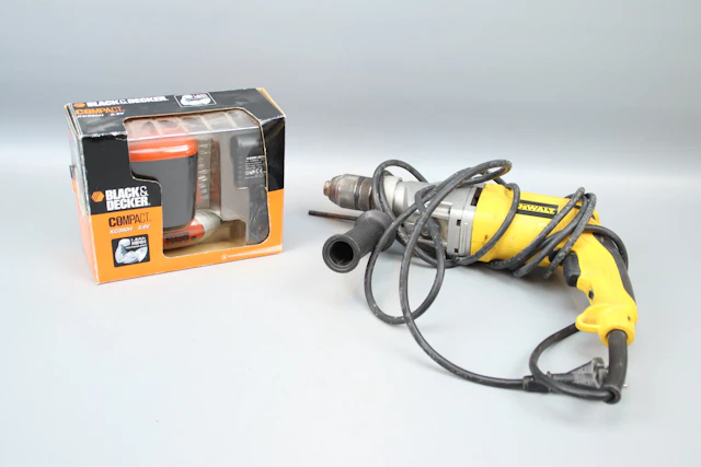 Schraubendreher, Black & Decker, und Schlagbohrer, DeWalt.