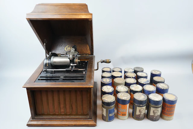 Phonograph mit Zubehör, 25 Stück.