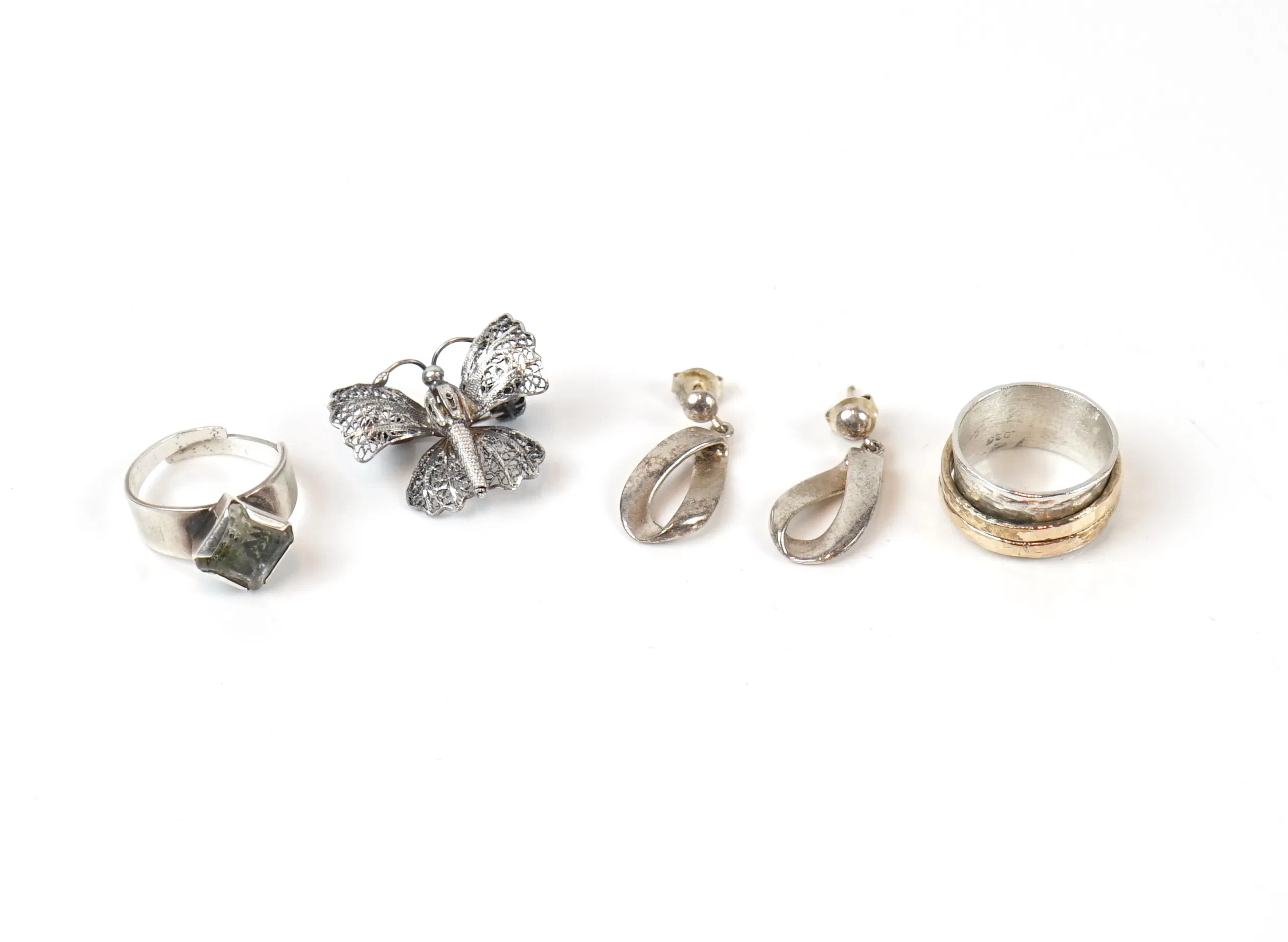 Anillos, broche y pendiente, 5 piezas, de plata.